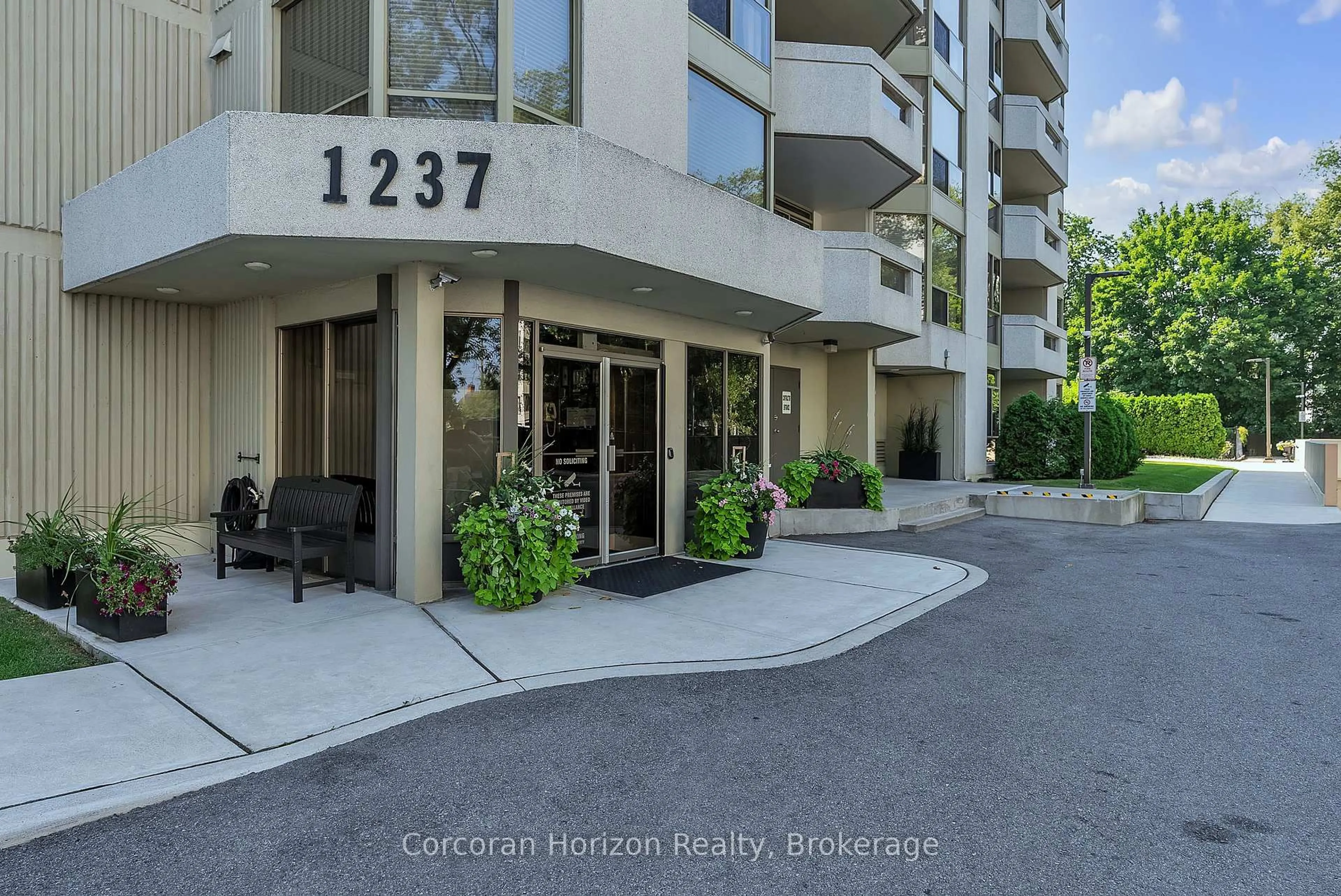 Indoor foyer for 1237 North Shore Blvd #1201, Burlington Ontario L7S 2H8