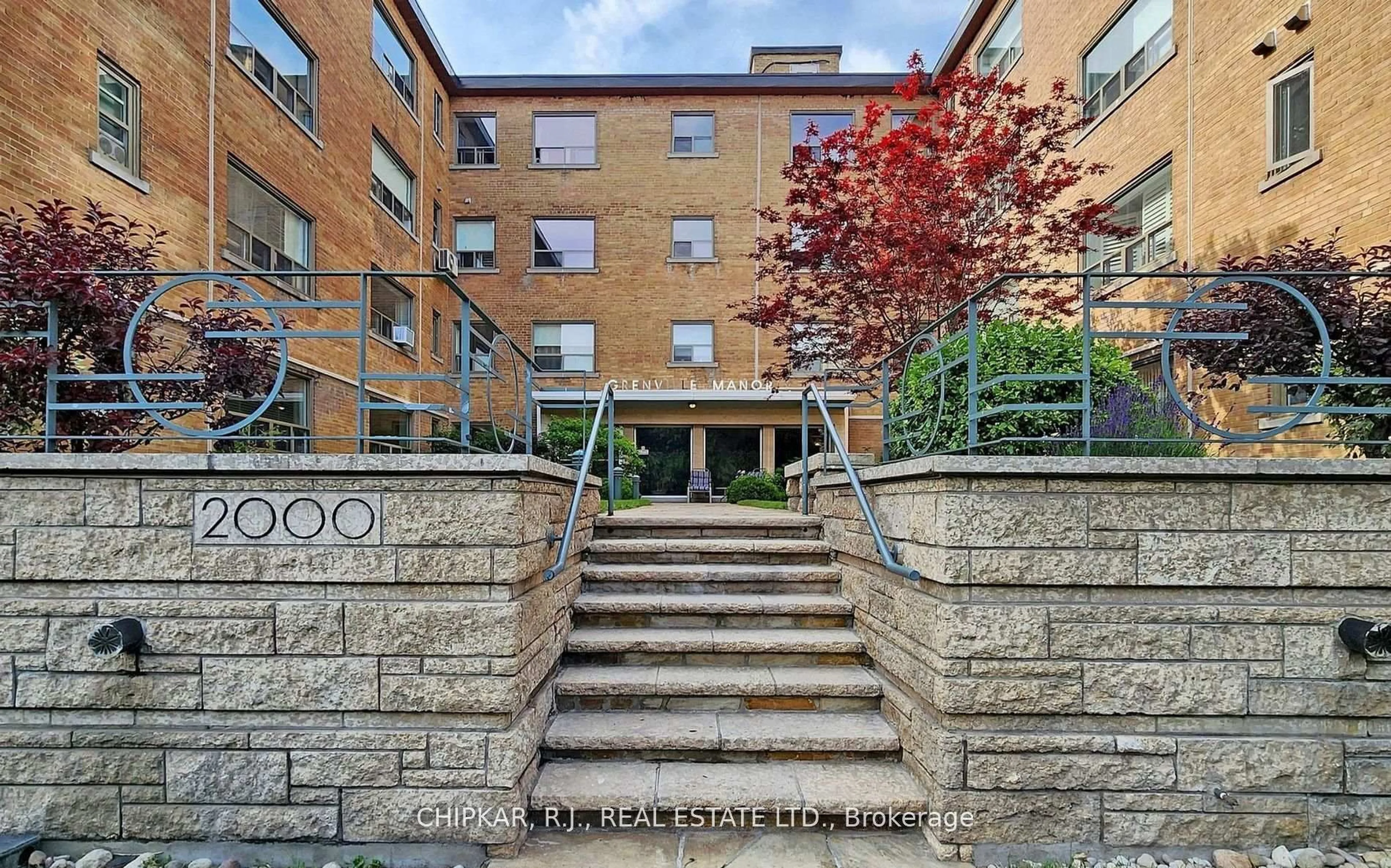 Indoor foyer for 2000 Bloor St #315, Toronto Ontario M6P 3L2