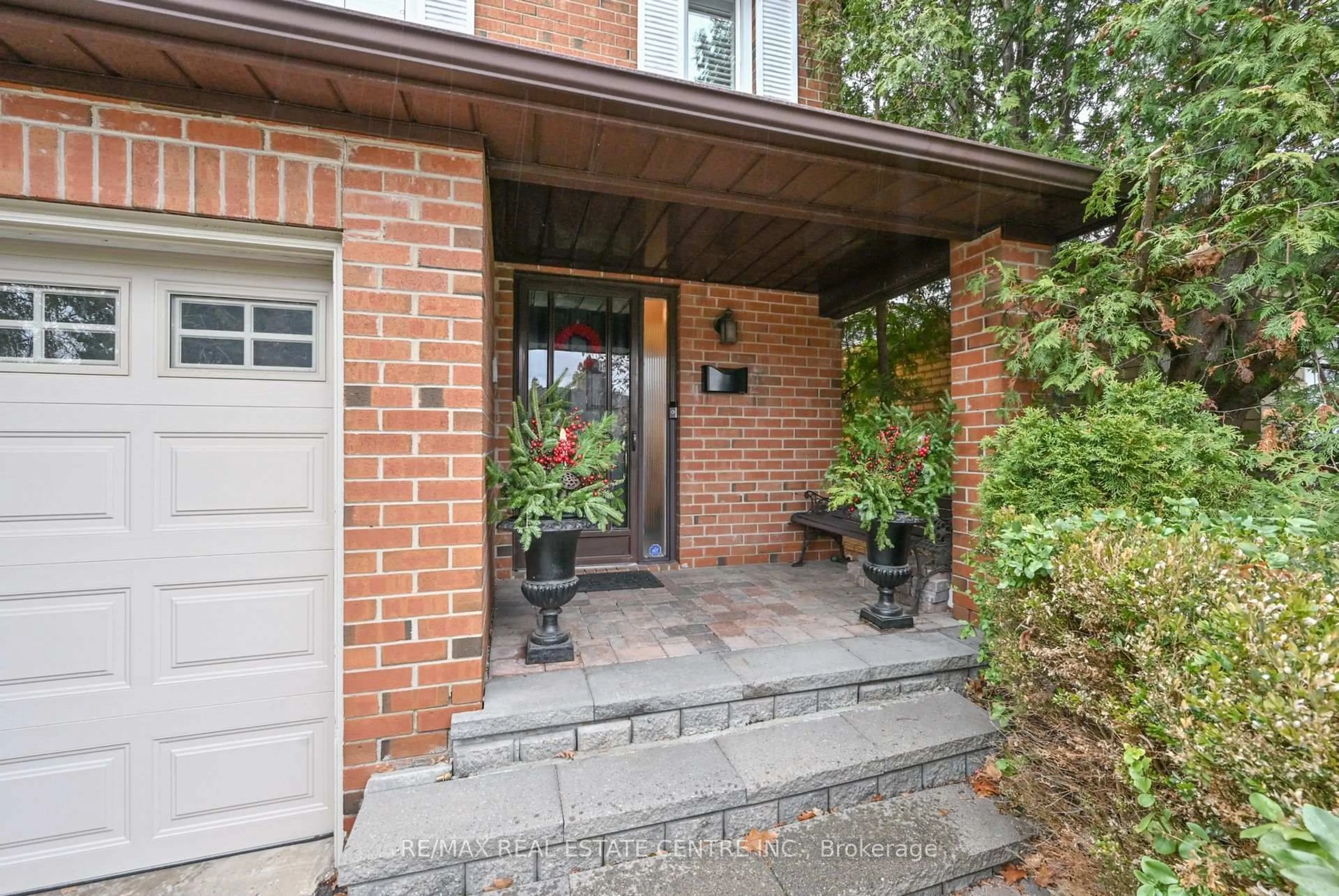 Home with brick exterior material, street for 4239 Sawmill Valley Dr, Mississauga Ontario L5L 3K9