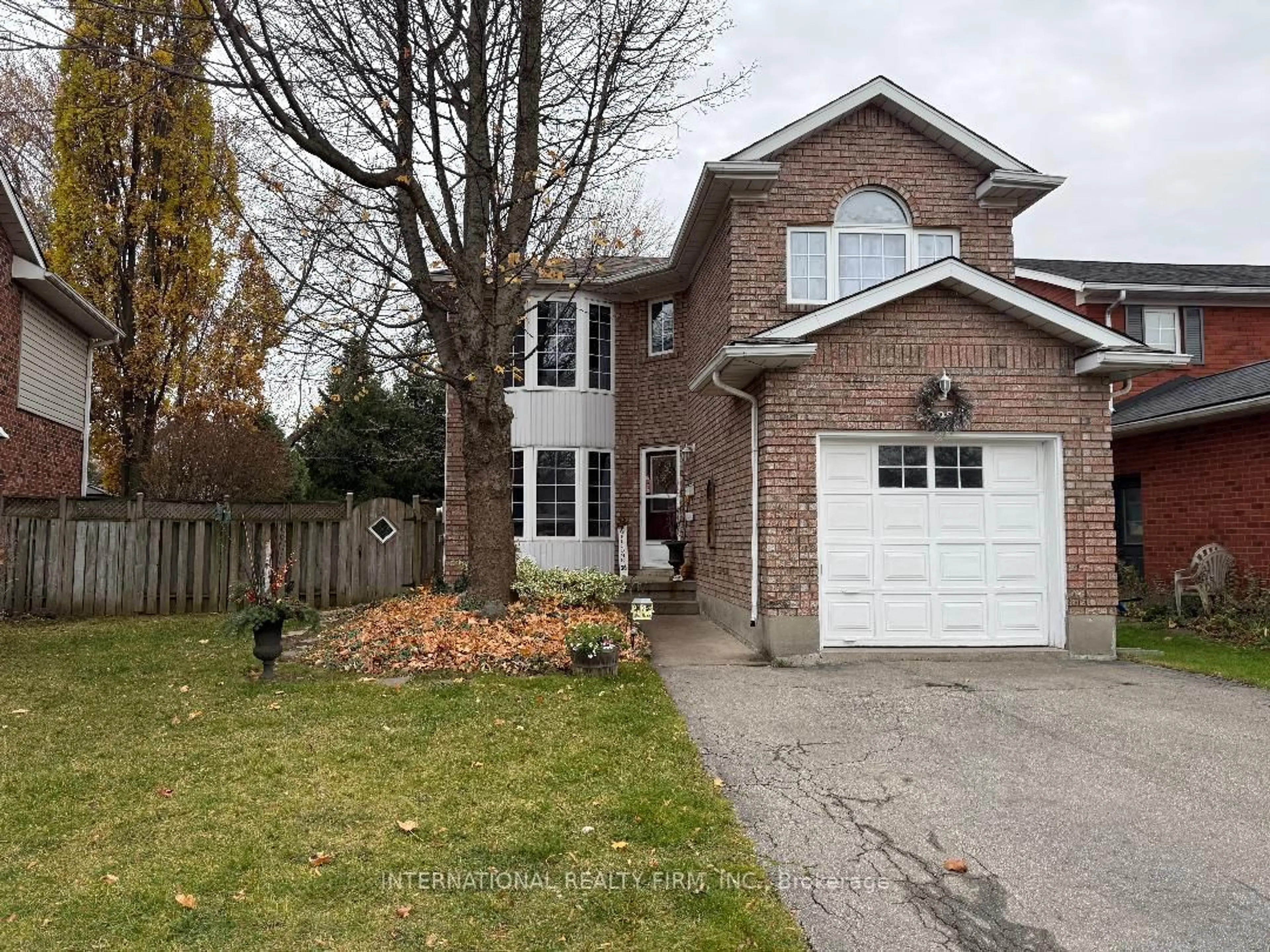 Home with brick exterior material, street for 922 Glendale Crt, Burlington Ontario L7R 4J3