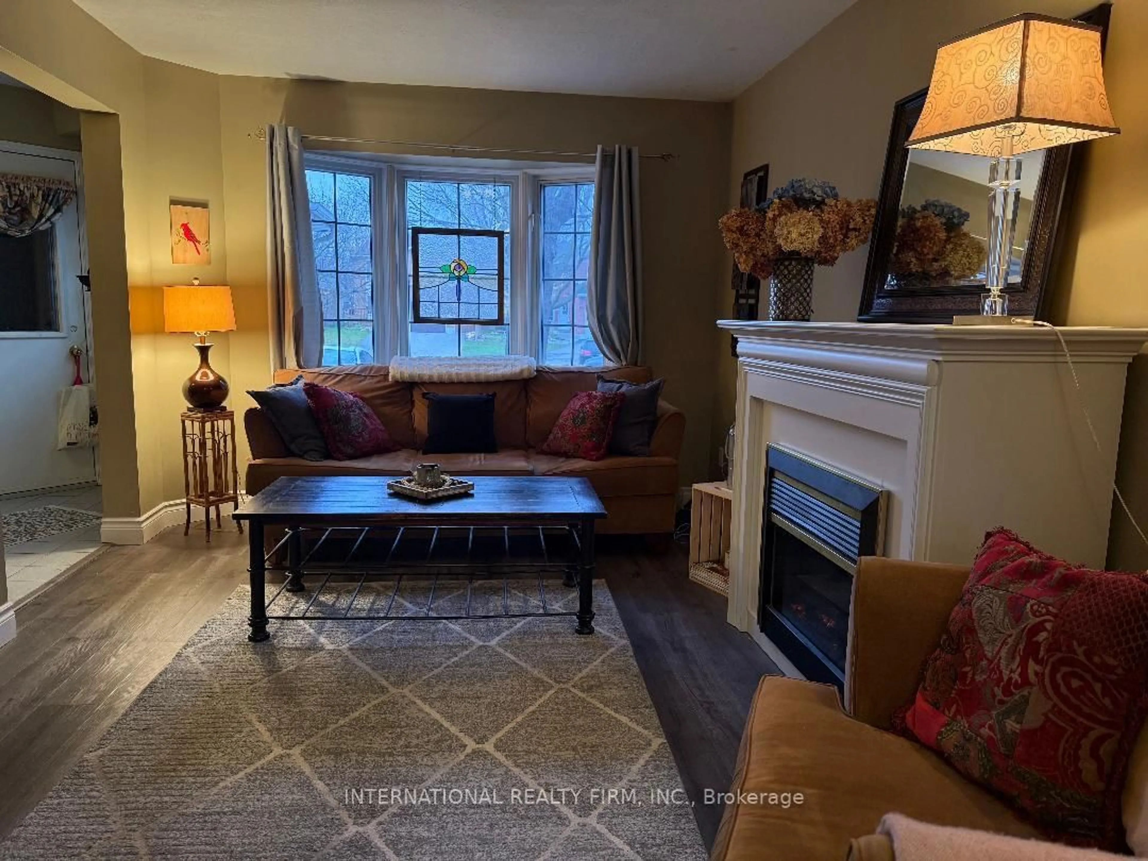 Living room with furniture, unknown for 922 Glendale Crt, Burlington Ontario L7R 4J3