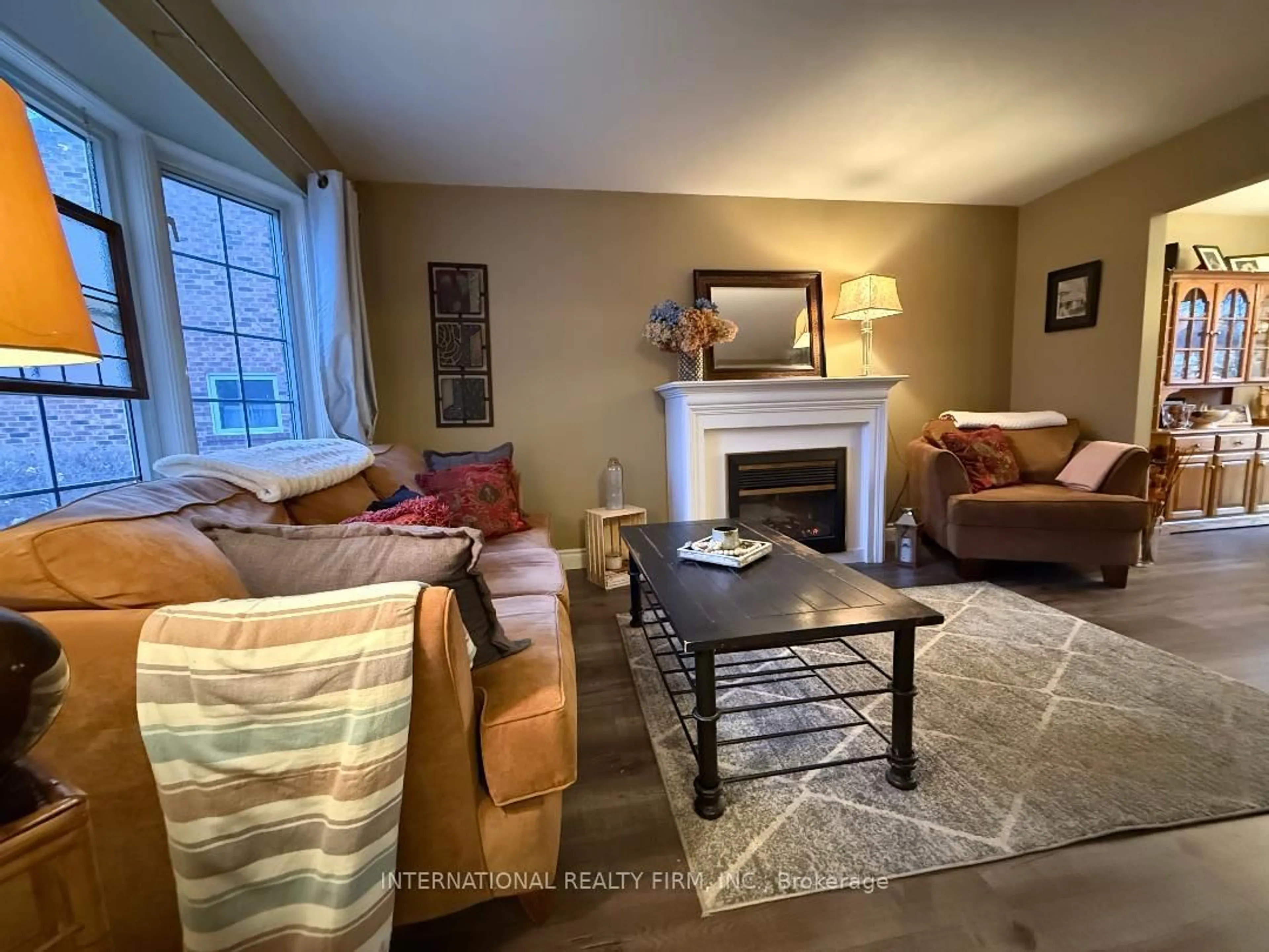 Living room with furniture, unknown for 922 Glendale Crt, Burlington Ontario L7R 4J3