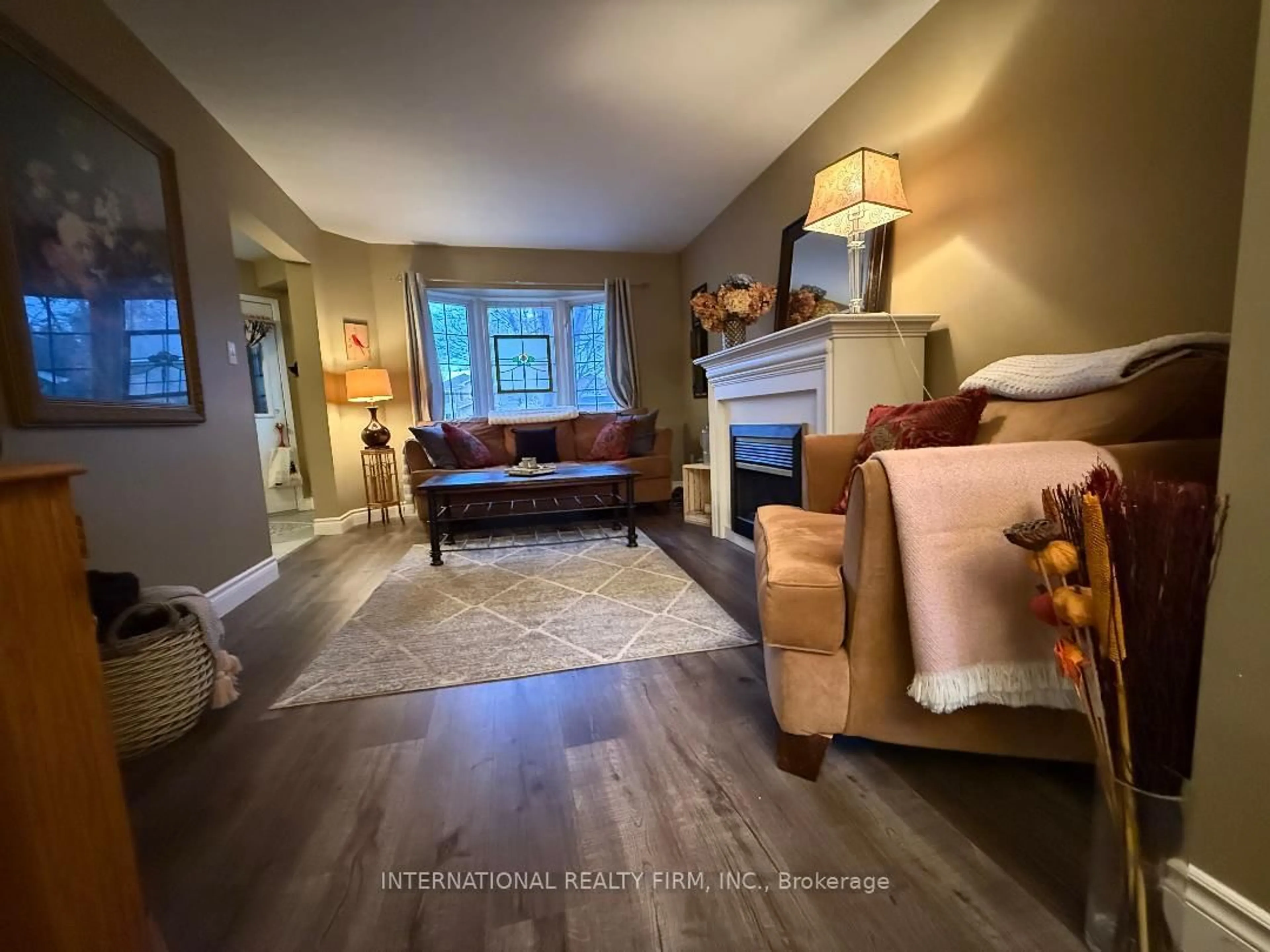 Living room with furniture, unknown for 922 Glendale Crt, Burlington Ontario L7R 4J3