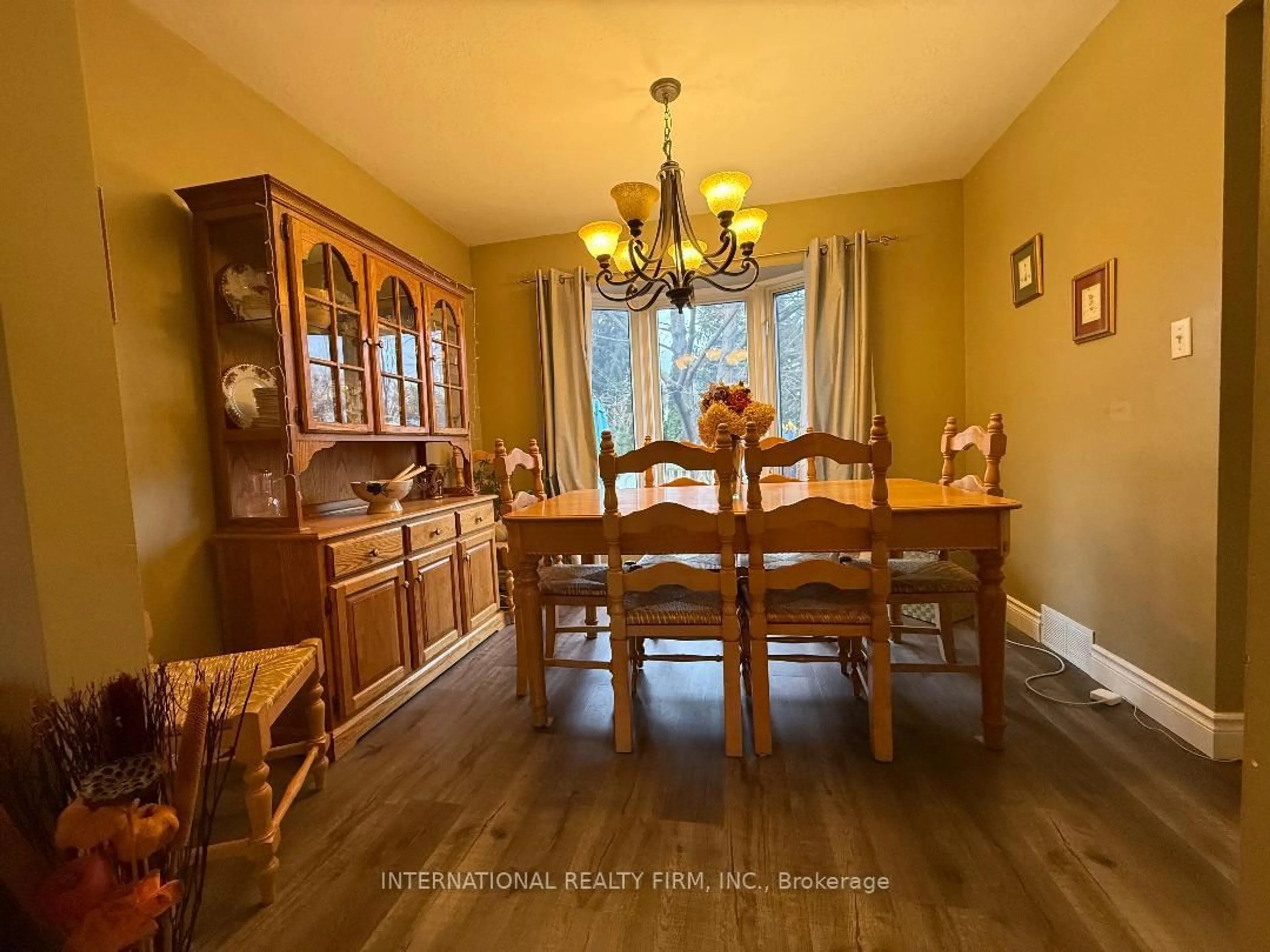Dining room, wood/laminate floor for 922 Glendale Crt, Burlington Ontario L7R 4J3