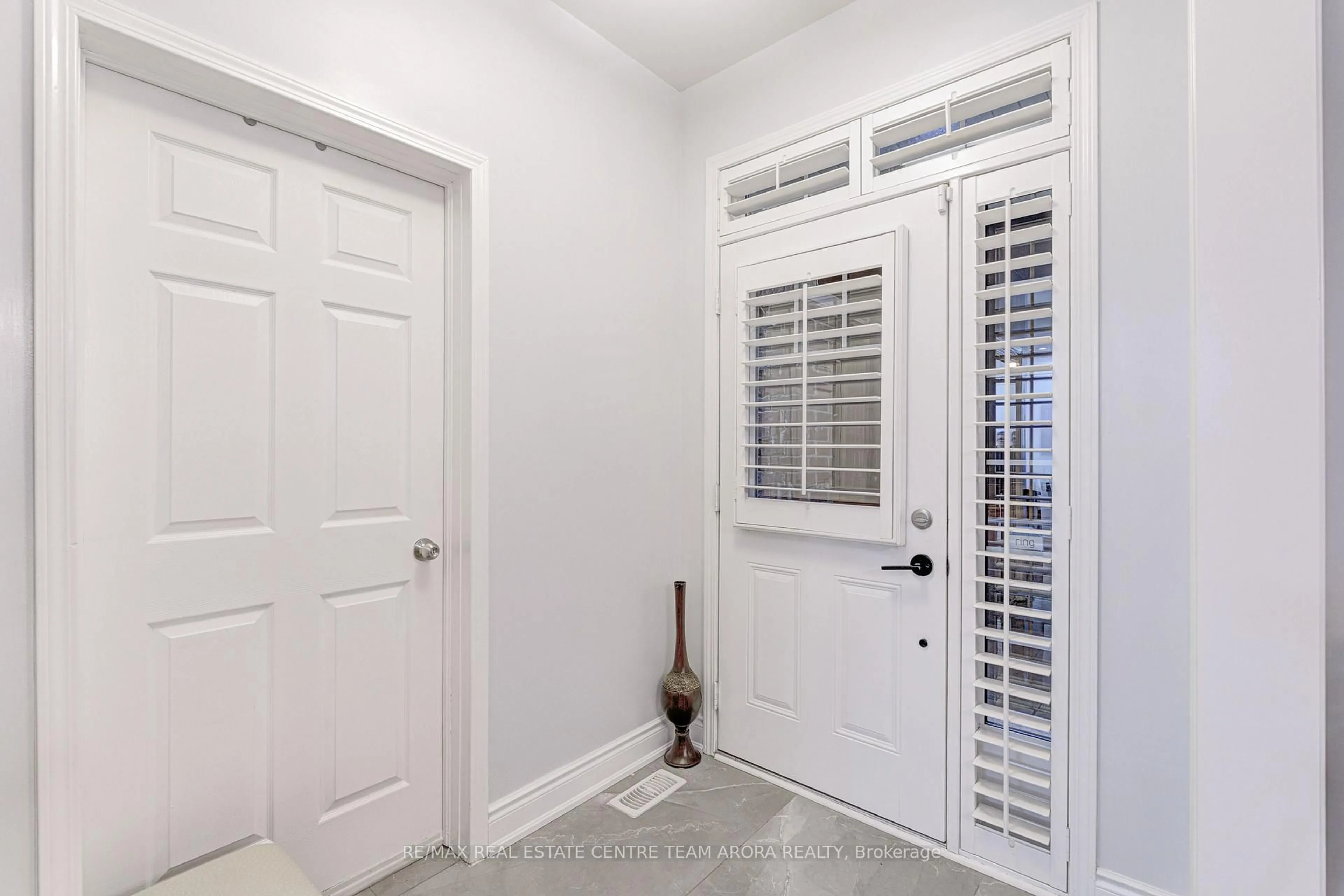 Indoor entryway for 15 Bleasdale Ave, Brampton Ontario L7A 0R1