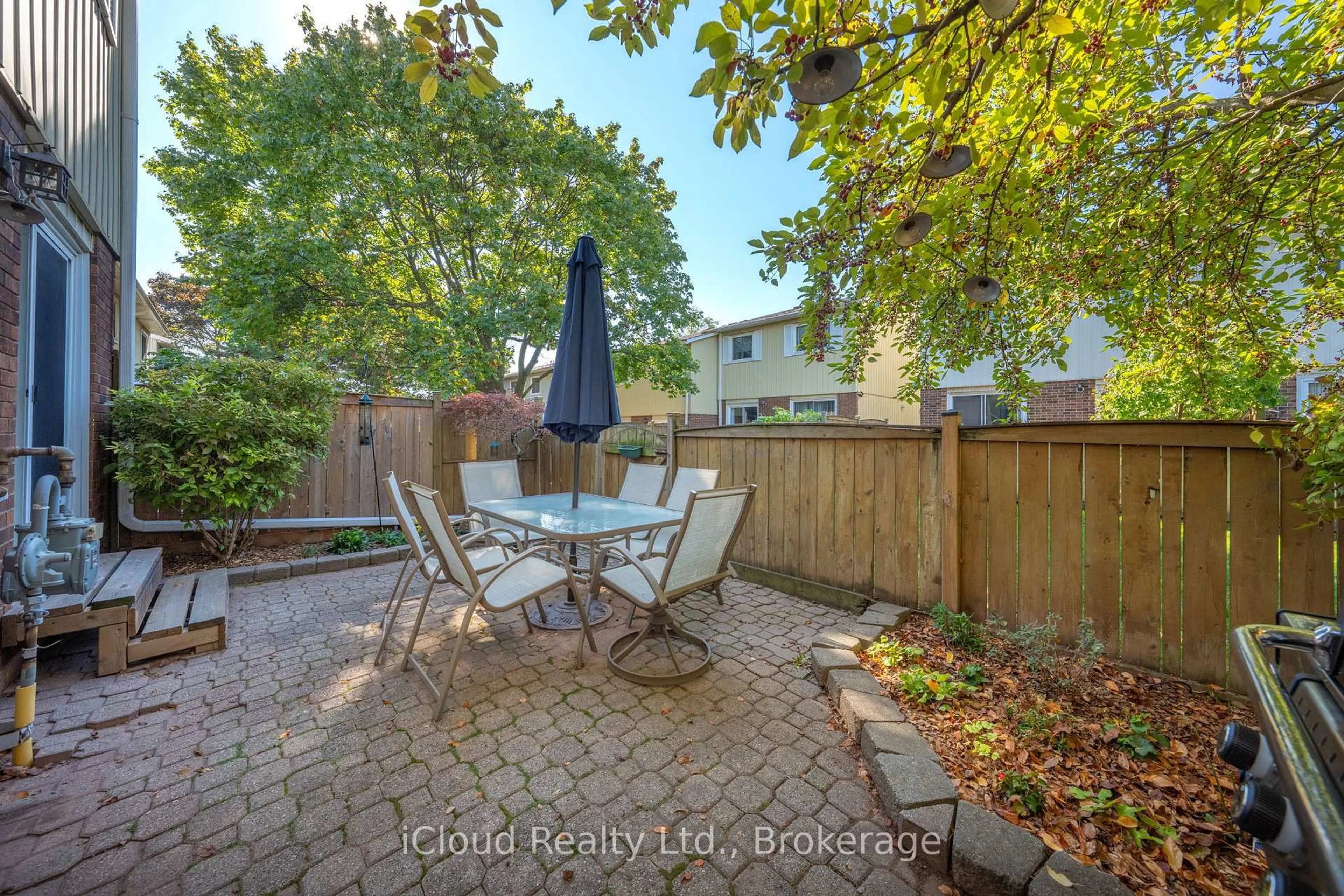 Patio, street for 5061 Pinedale Ave #101, Burlington Ontario L7L 5J6