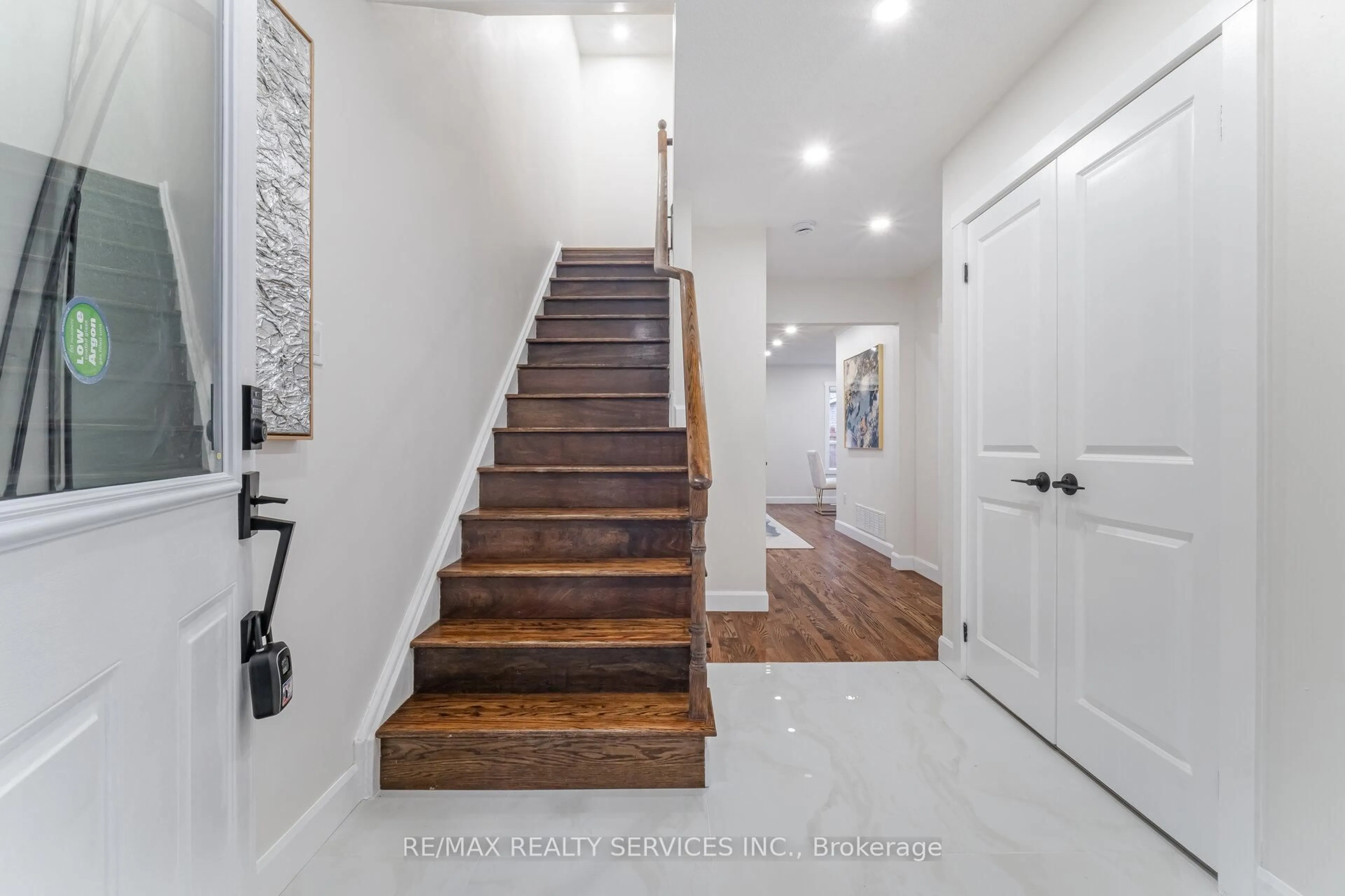 Indoor entryway for 96 Toba Cres, Brampton Ontario L6Z 4R8