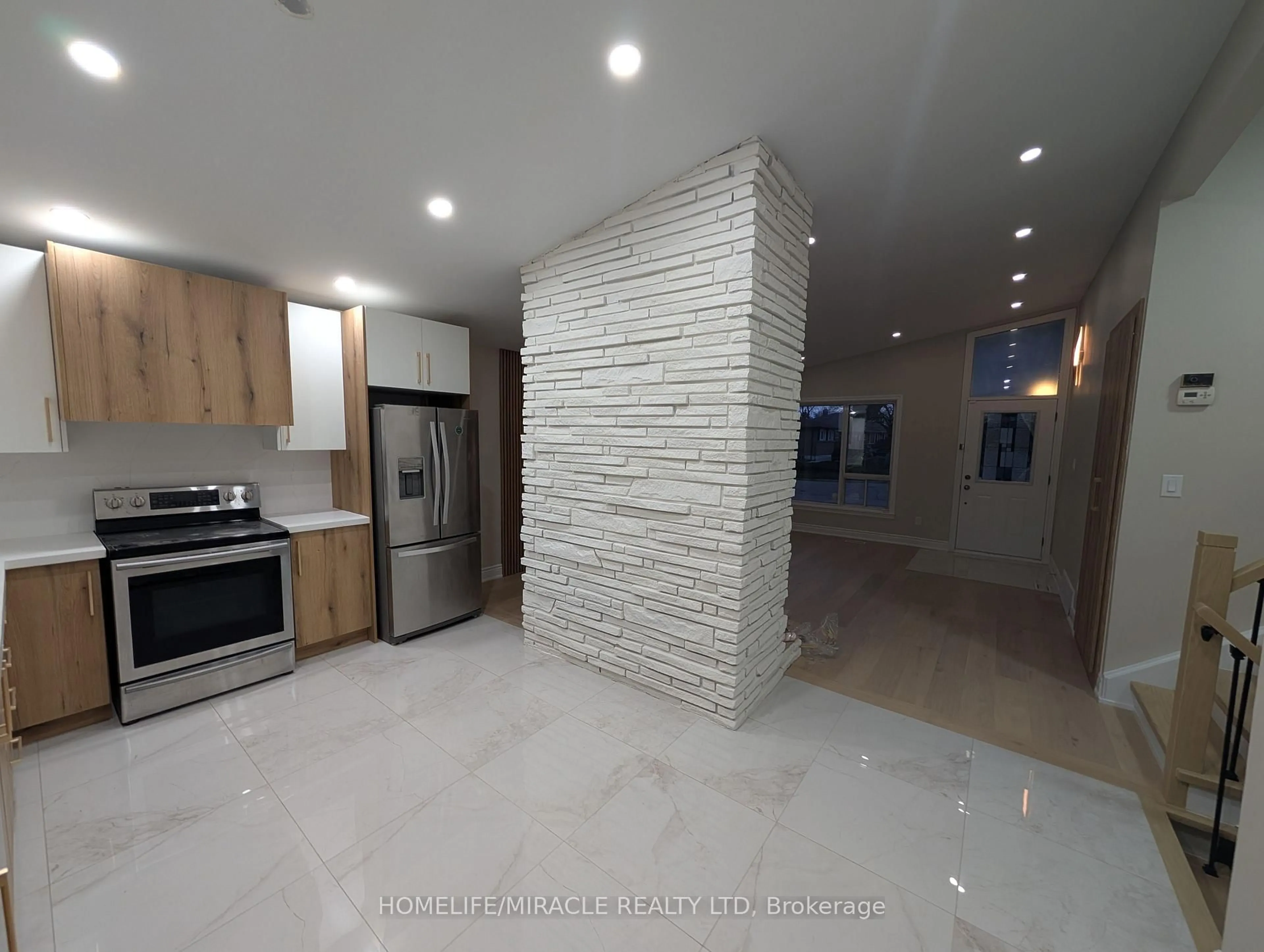 Open concept kitchen, ceramic/tile floor for 15 Athlone Ave, Brampton Ontario L6T 2N5