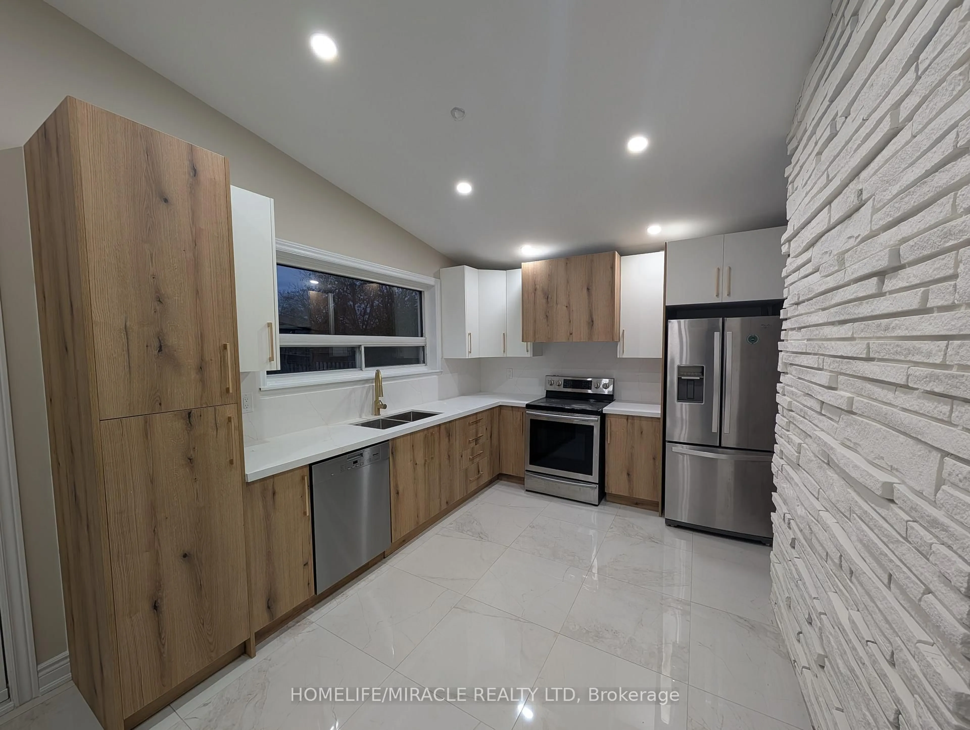 Open concept kitchen, ceramic/tile floor for 15 Athlone Ave, Brampton Ontario L6T 2N5