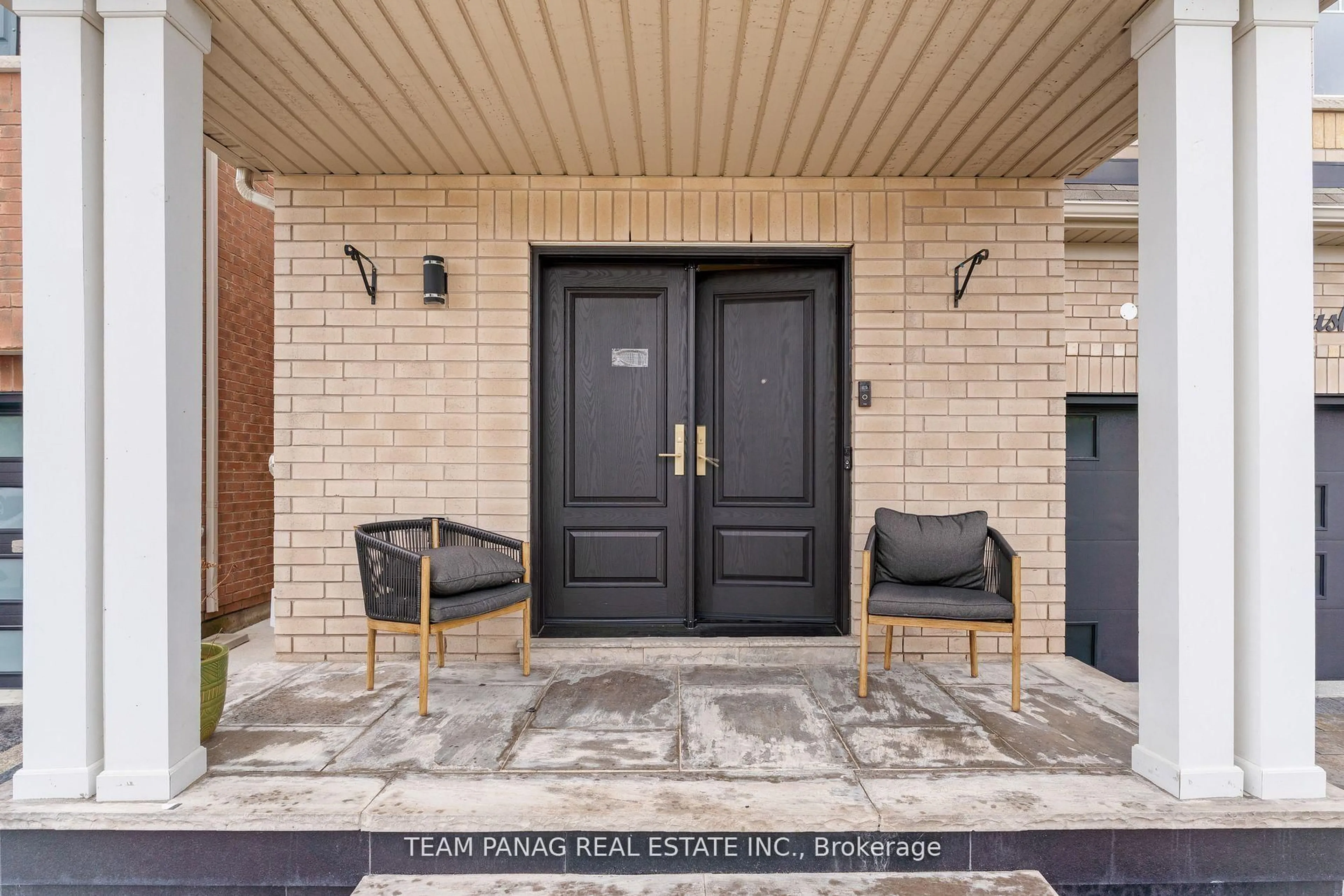 Indoor entryway for 15 Brownbush Way, Brampton Ontario L6R 3T9