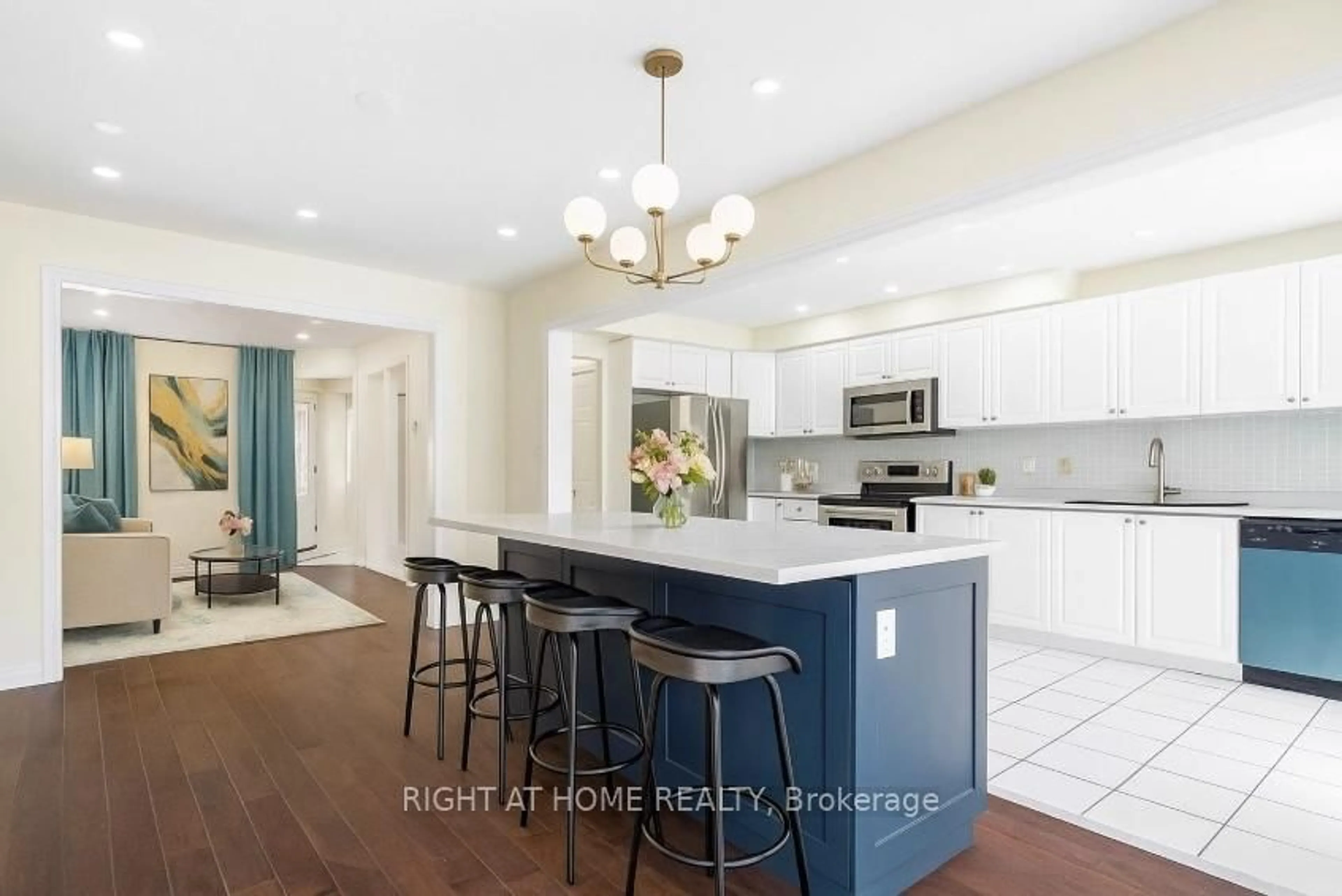 Open concept kitchen, ceramic/tile floor for 7049 Graydon Crt, Mississauga Ontario L5N 7H4