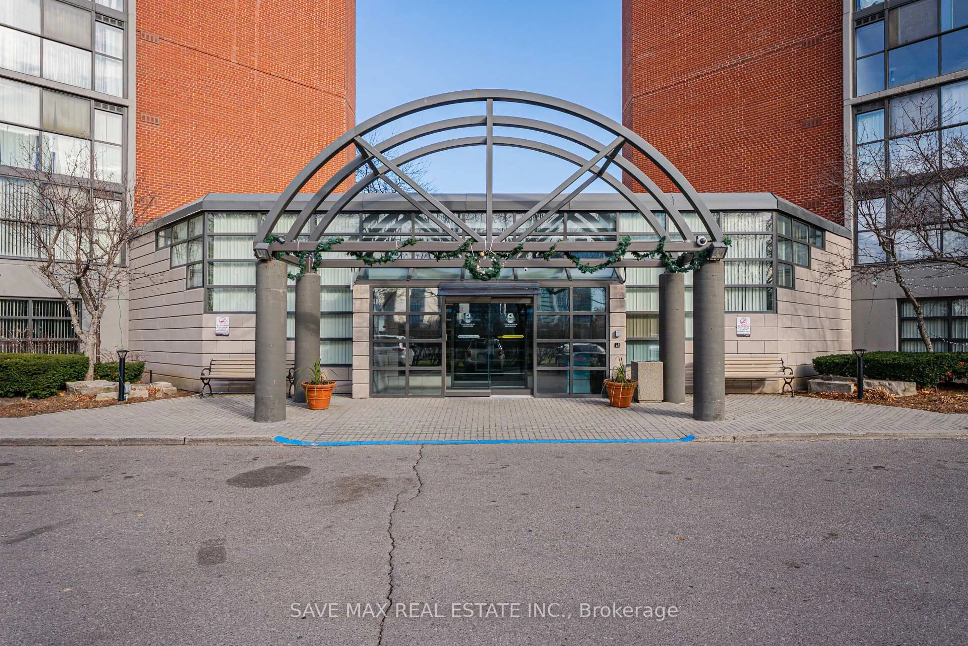 Indoor foyer for 4205 Shipp Dr #1705, Mississauga Ontario L4Z 2Y9