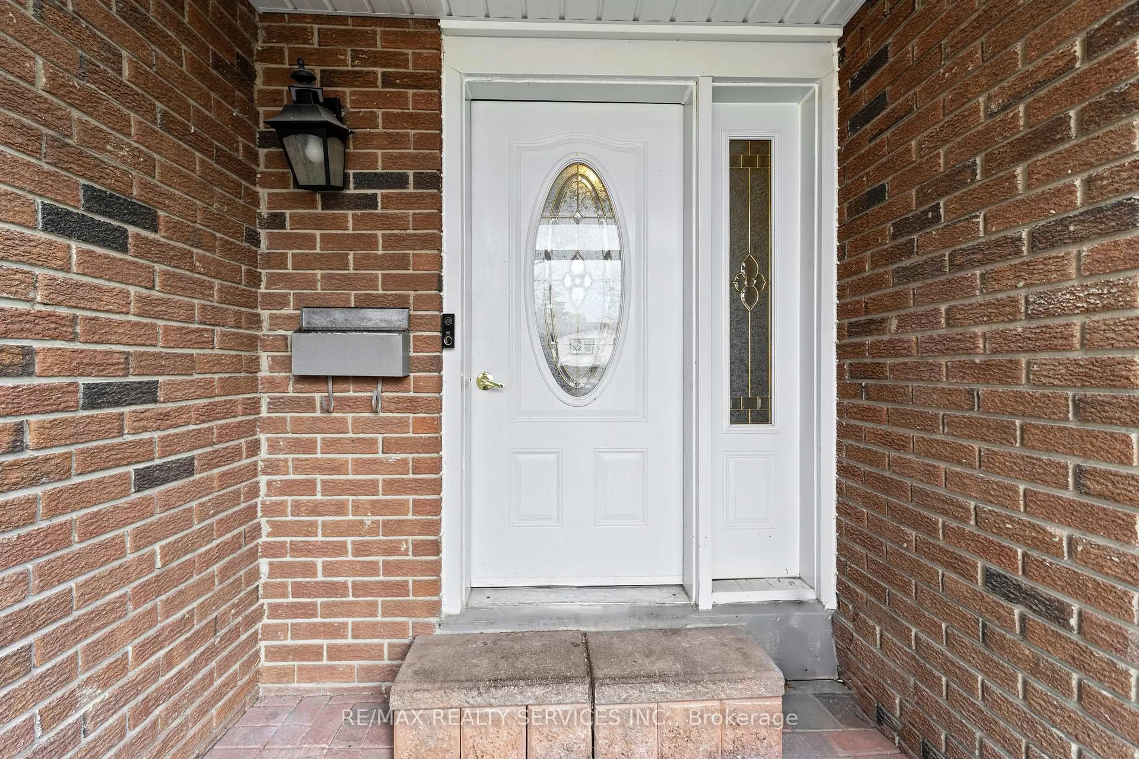 Indoor entryway for 13 Linkdale Rd, Brampton Ontario L6V 3A1