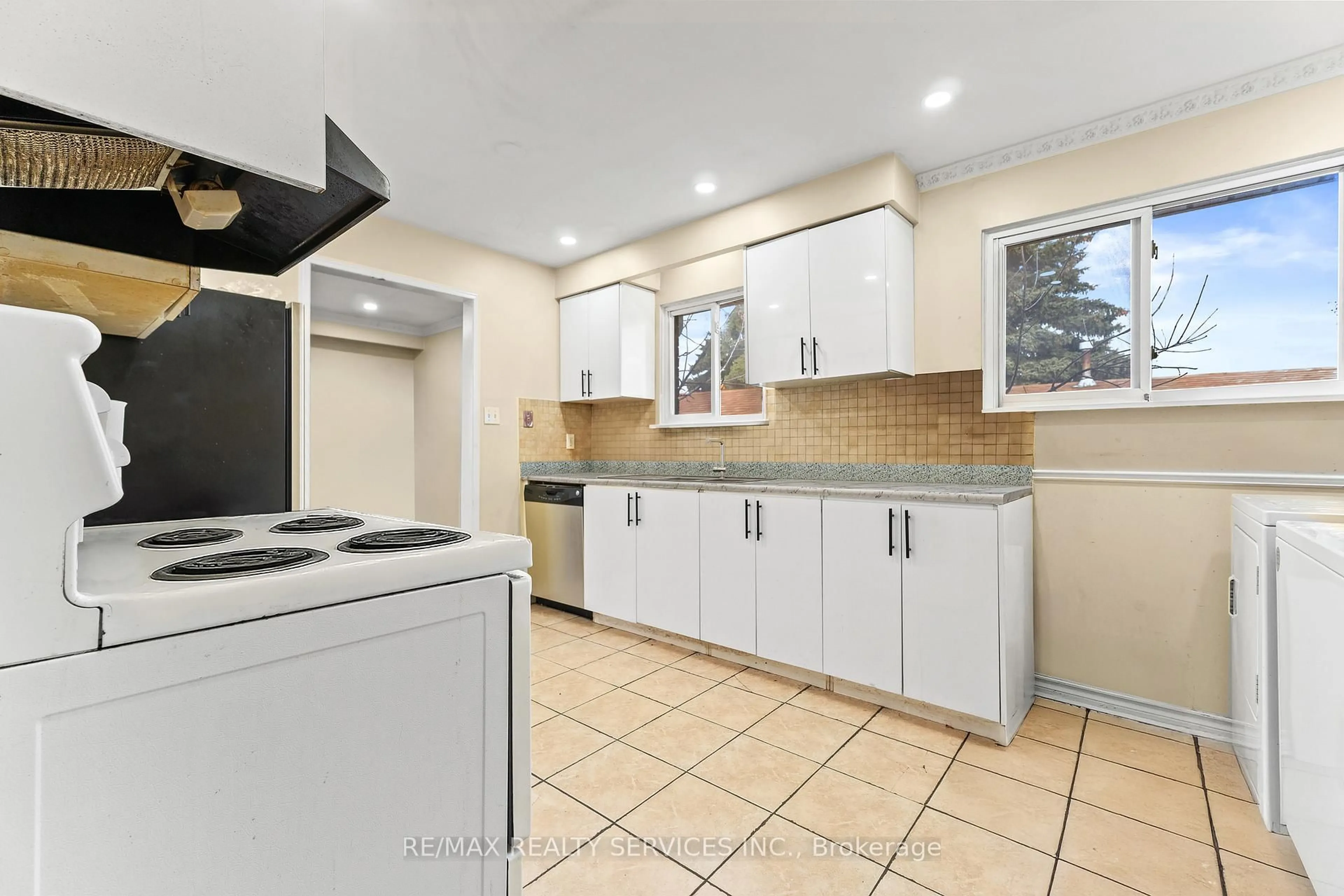 Standard kitchen, ceramic/tile floor for 13 Linkdale Rd, Brampton Ontario L6V 3A1