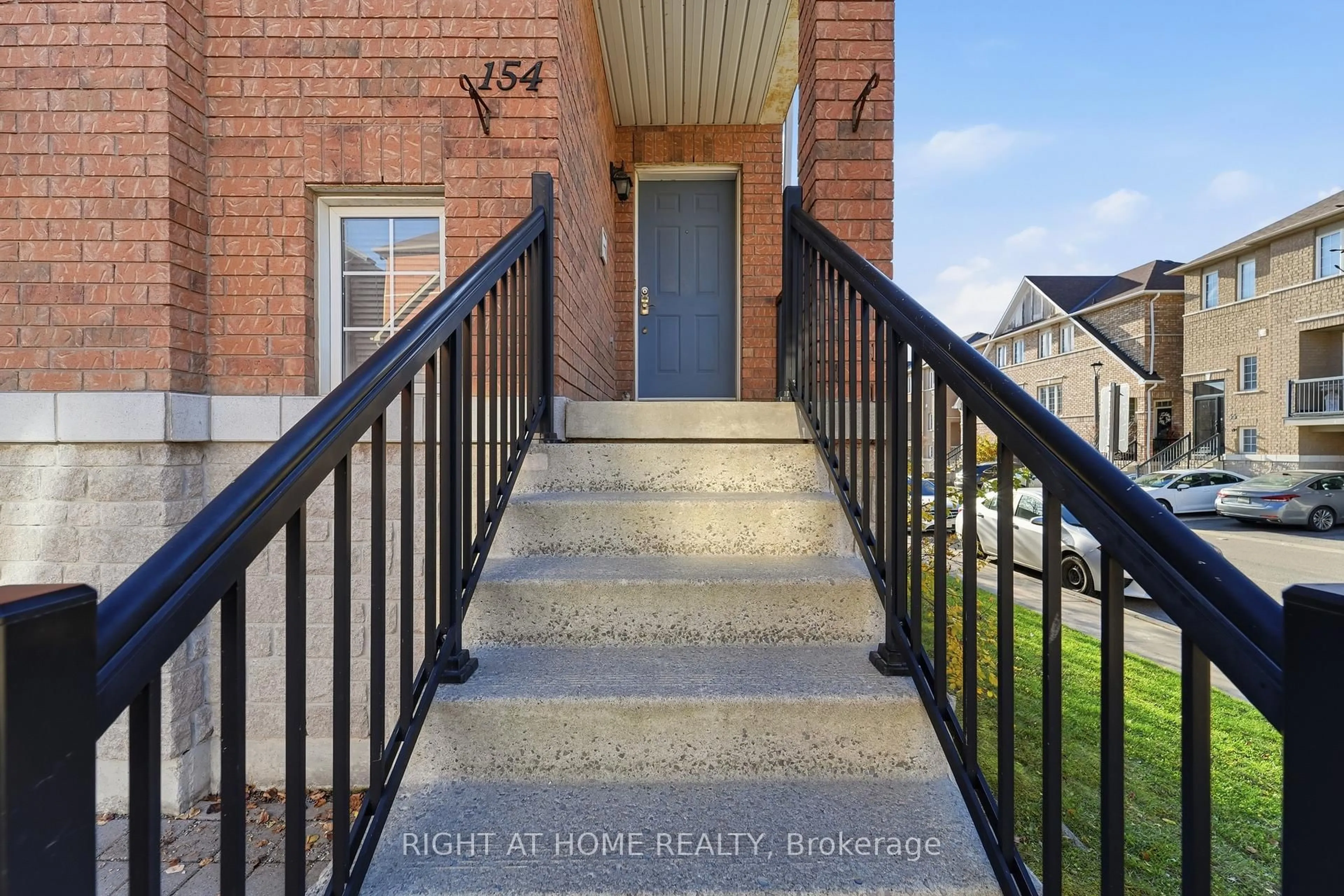 Indoor entryway for 7155 Magistrate Terr #154, Mississauga Ontario L5W 1Y9