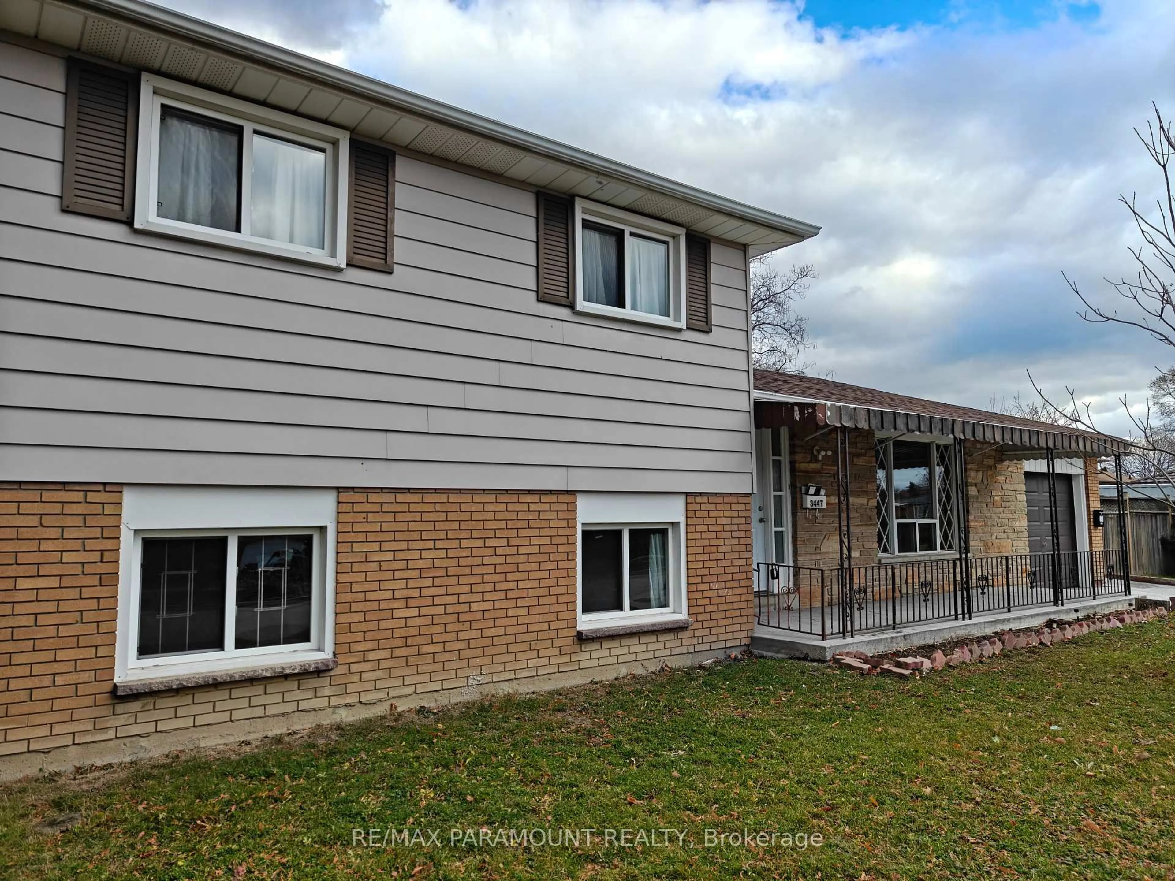 Home with vinyl exterior material, building for 3447 Monica Dr, Mississauga Ontario L4T 3E6