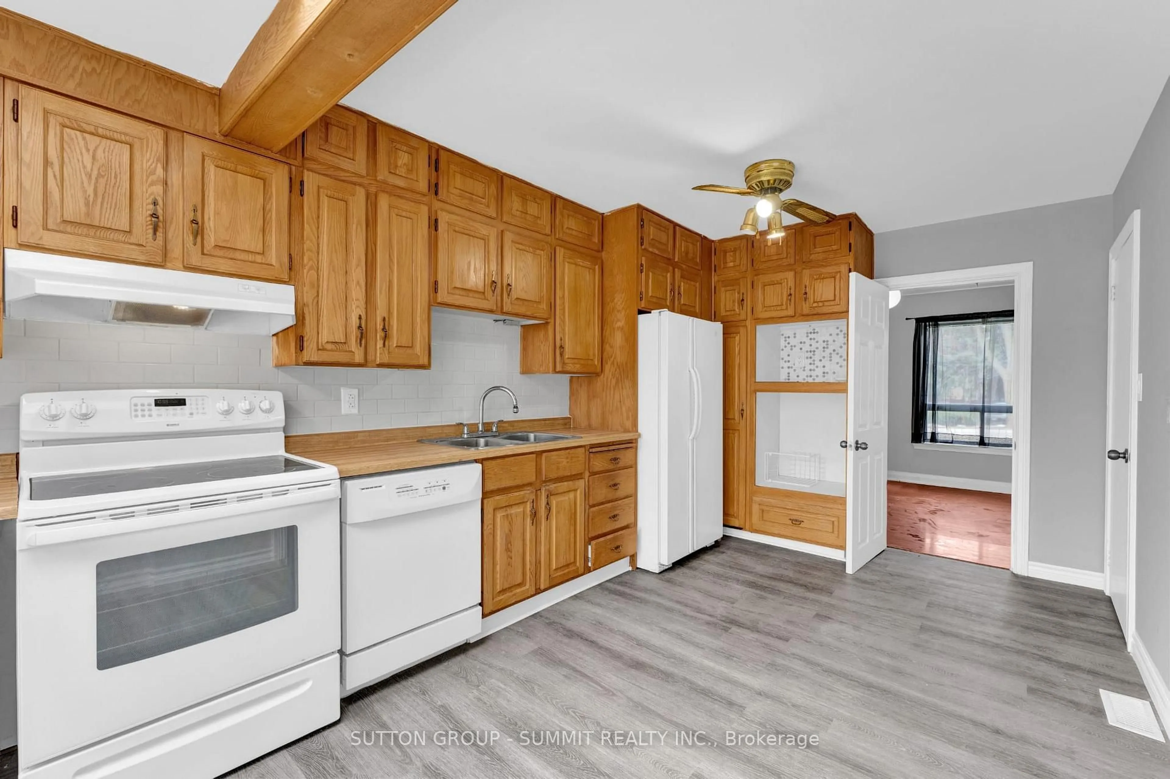 Standard kitchen, unknown for 17 BEN MACHREE Dr, Mississauga Ontario L5H 2S2