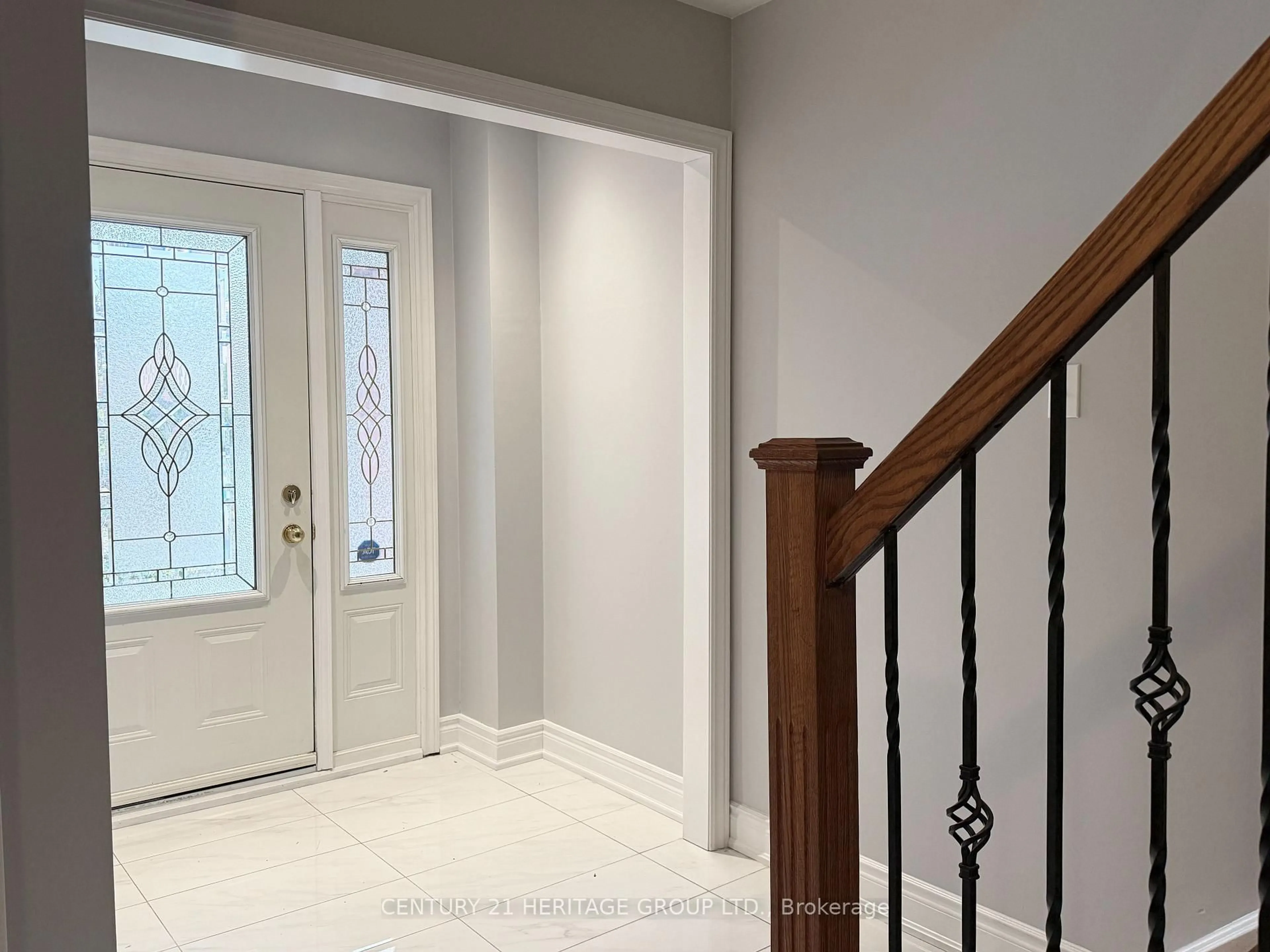 Indoor entryway for 9 Corona Gate, Brampton Ontario L6Y 3N4
