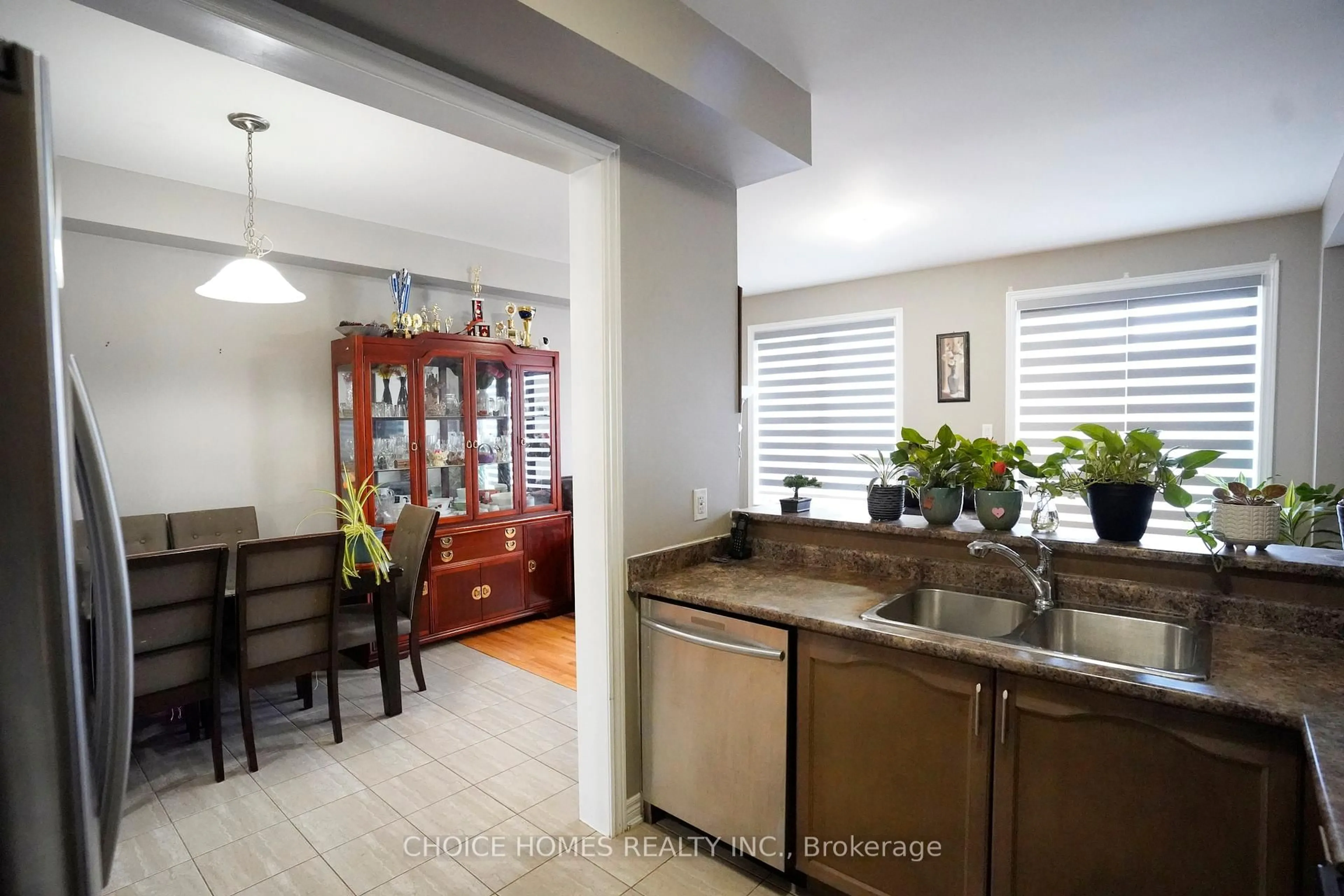 Open concept kitchen, unknown for 71 Pendulum Circ, Brampton Ontario L6R 3N7