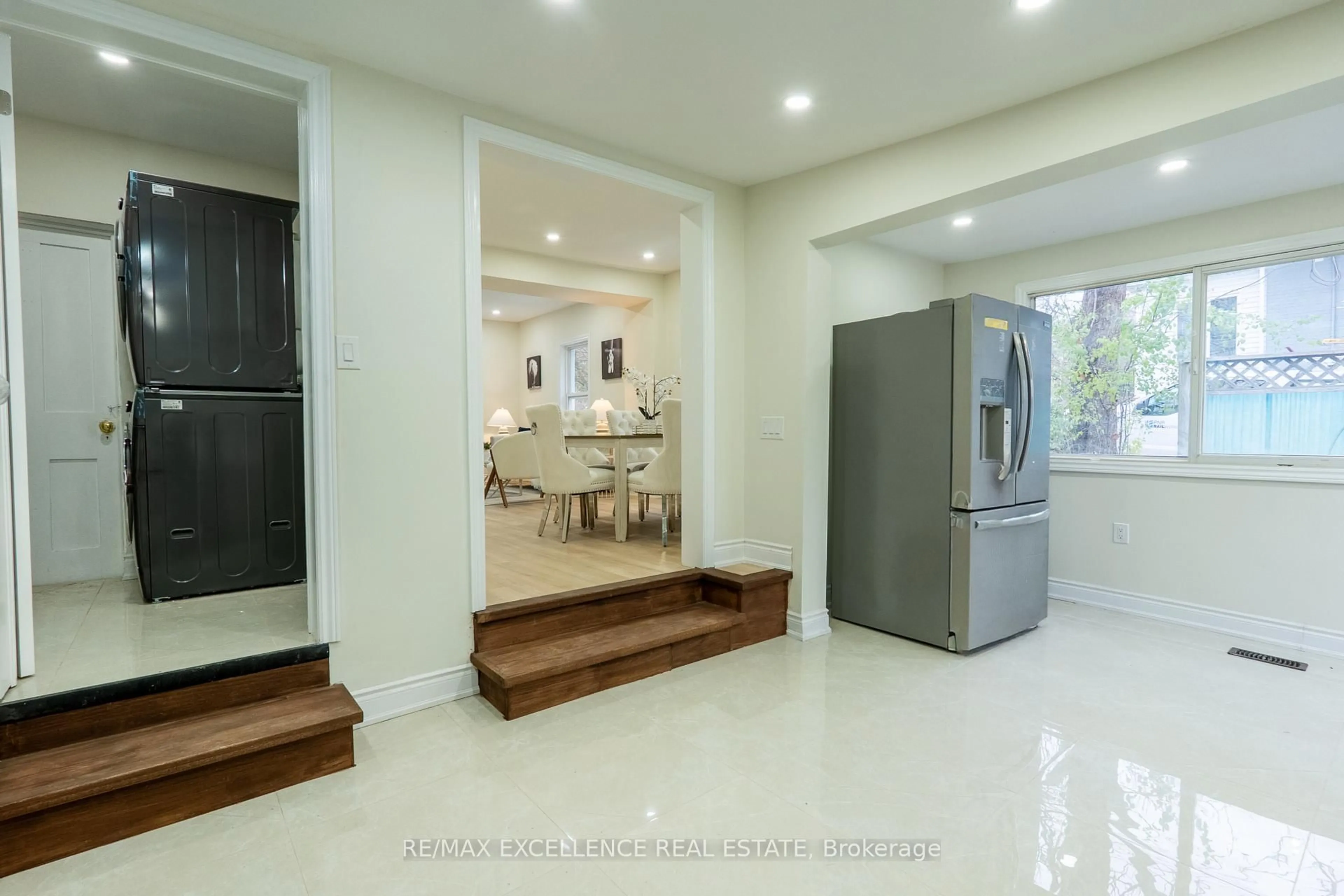 Indoor foyer for 10 Draper St, Halton Hills Ontario L7G 3C8