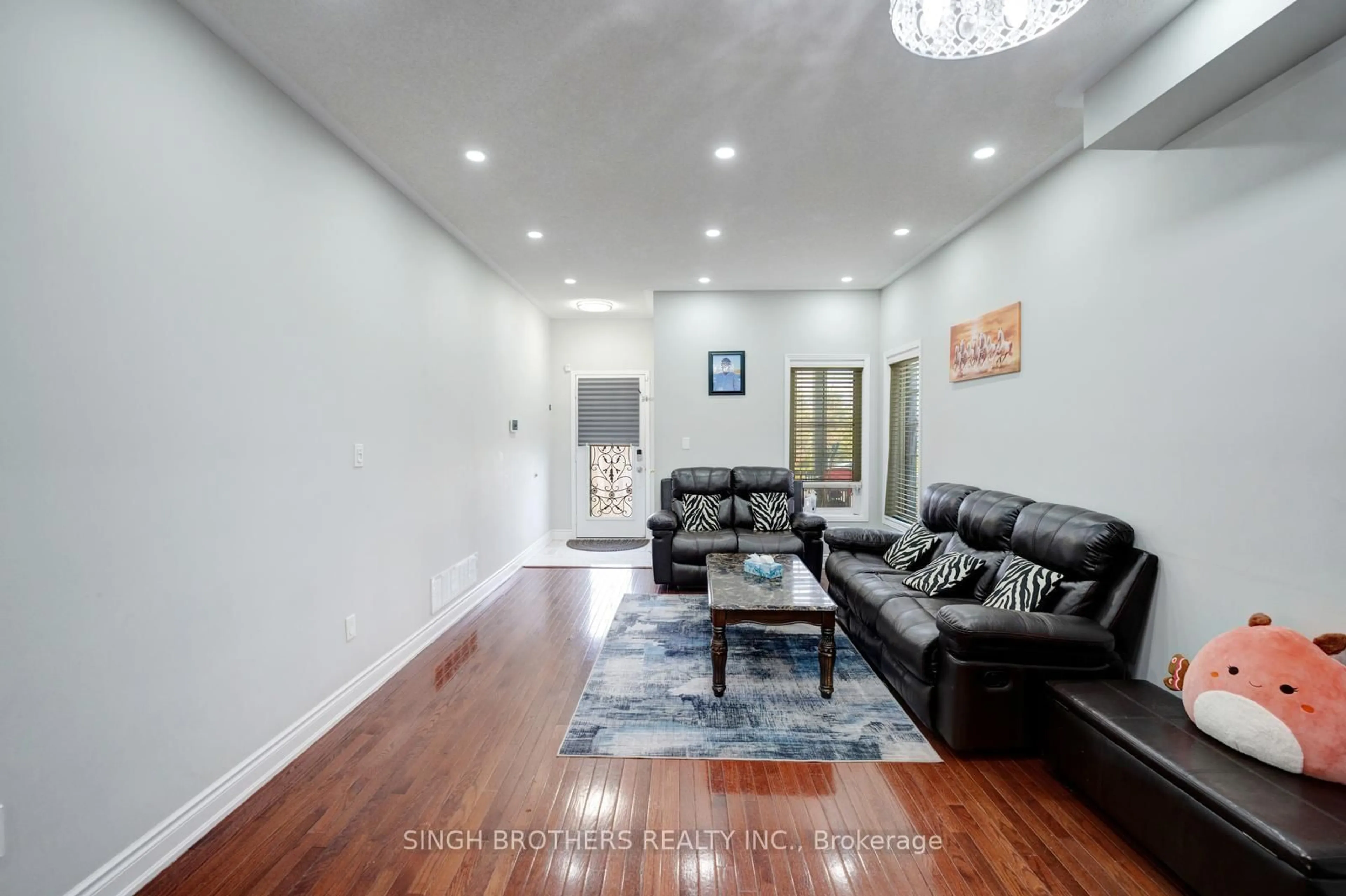 Living room with furniture, unknown for 28 Jordensen Dr, Brampton Ontario L6X 0T2