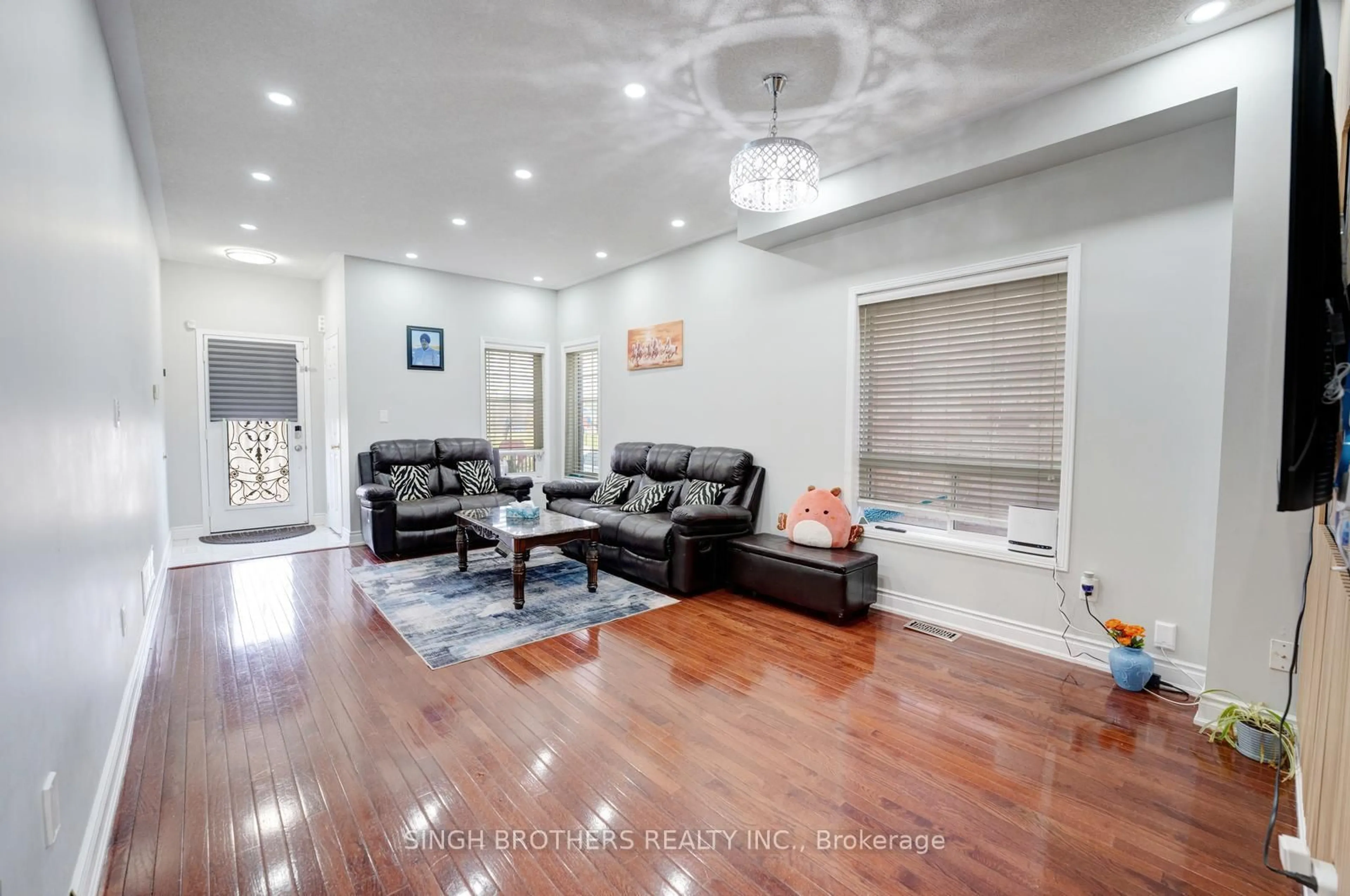 Living room with furniture, unknown for 28 Jordensen Dr, Brampton Ontario L6X 0T2