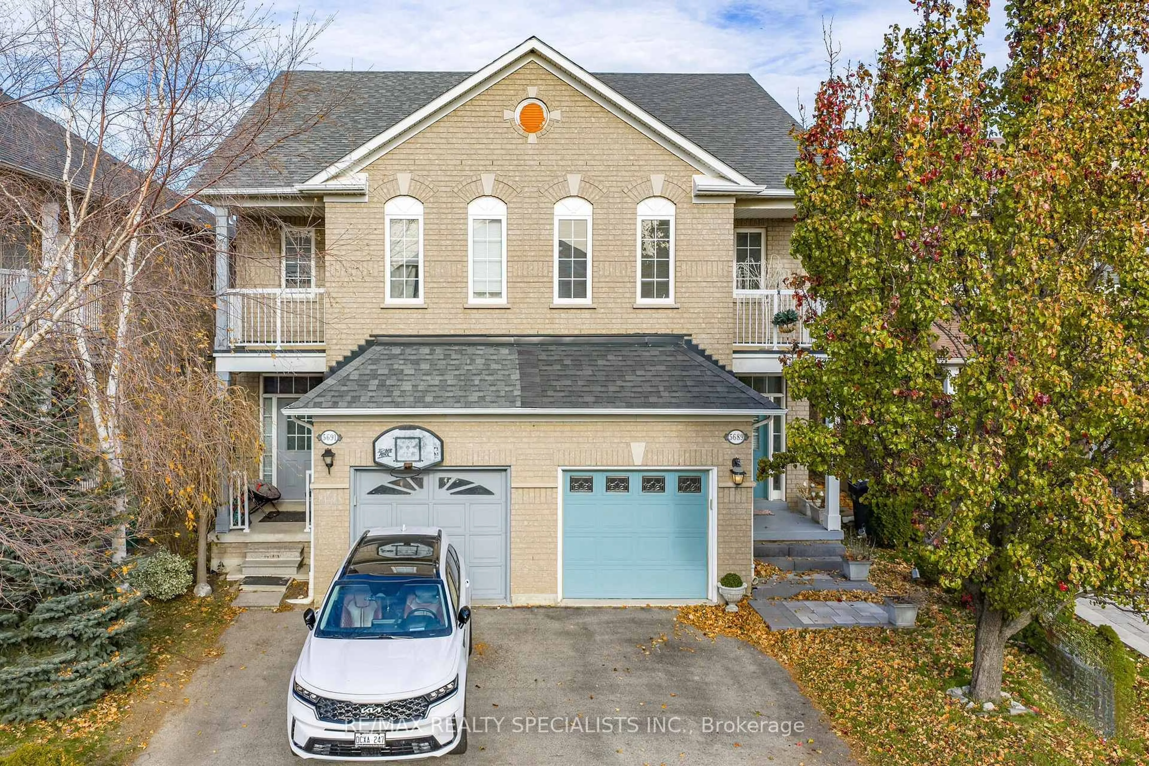 A pic from outside/outdoor area/front of a property/back of a property/a pic from drone, street for 5689 Longboat Ave, Mississauga Ontario L5M 7E6