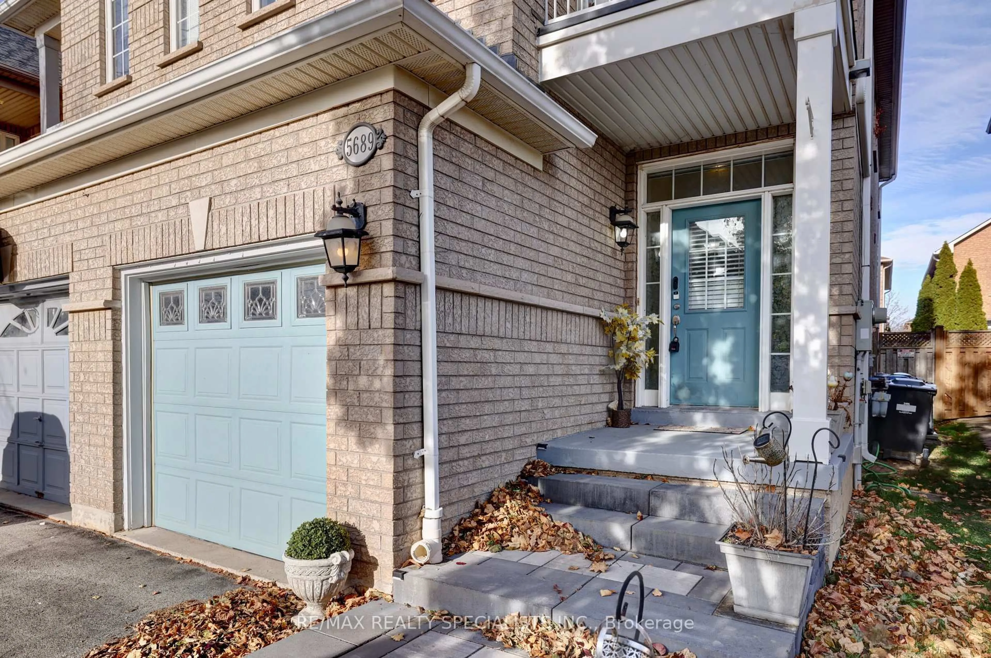 Unknown for 5689 Longboat Ave, Mississauga Ontario L5M 7E6