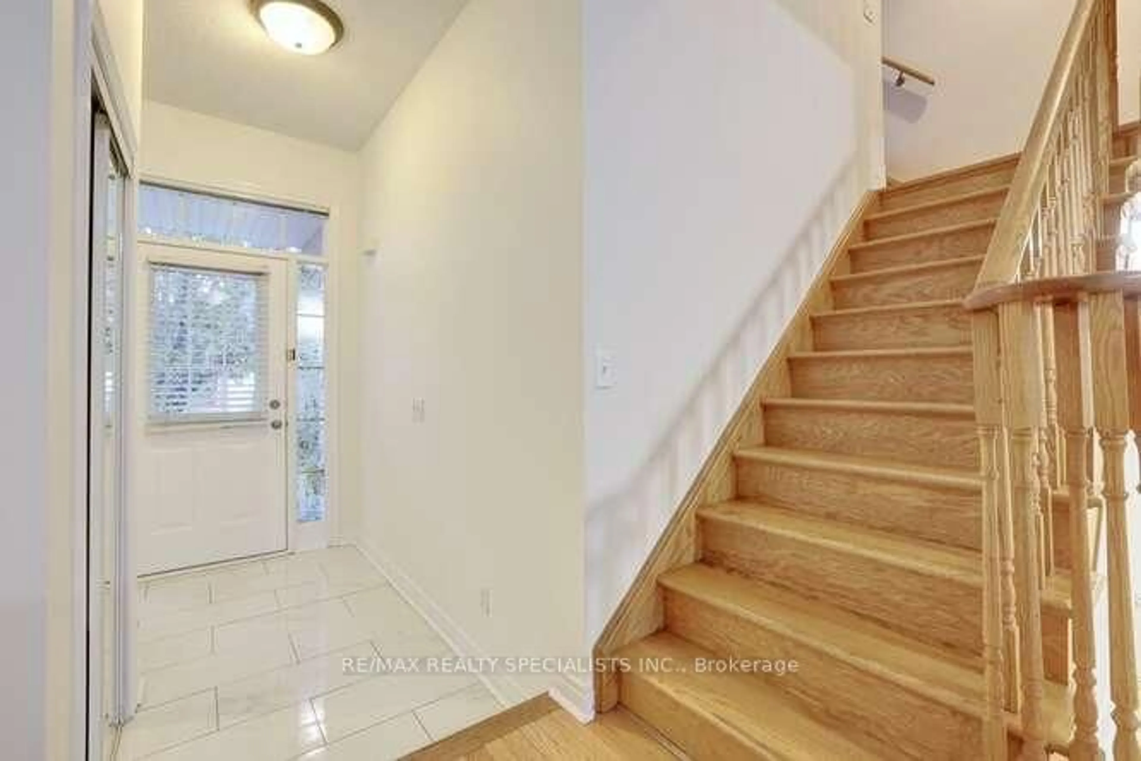 Unknown for 5689 Longboat Ave, Mississauga Ontario L5M 7E6