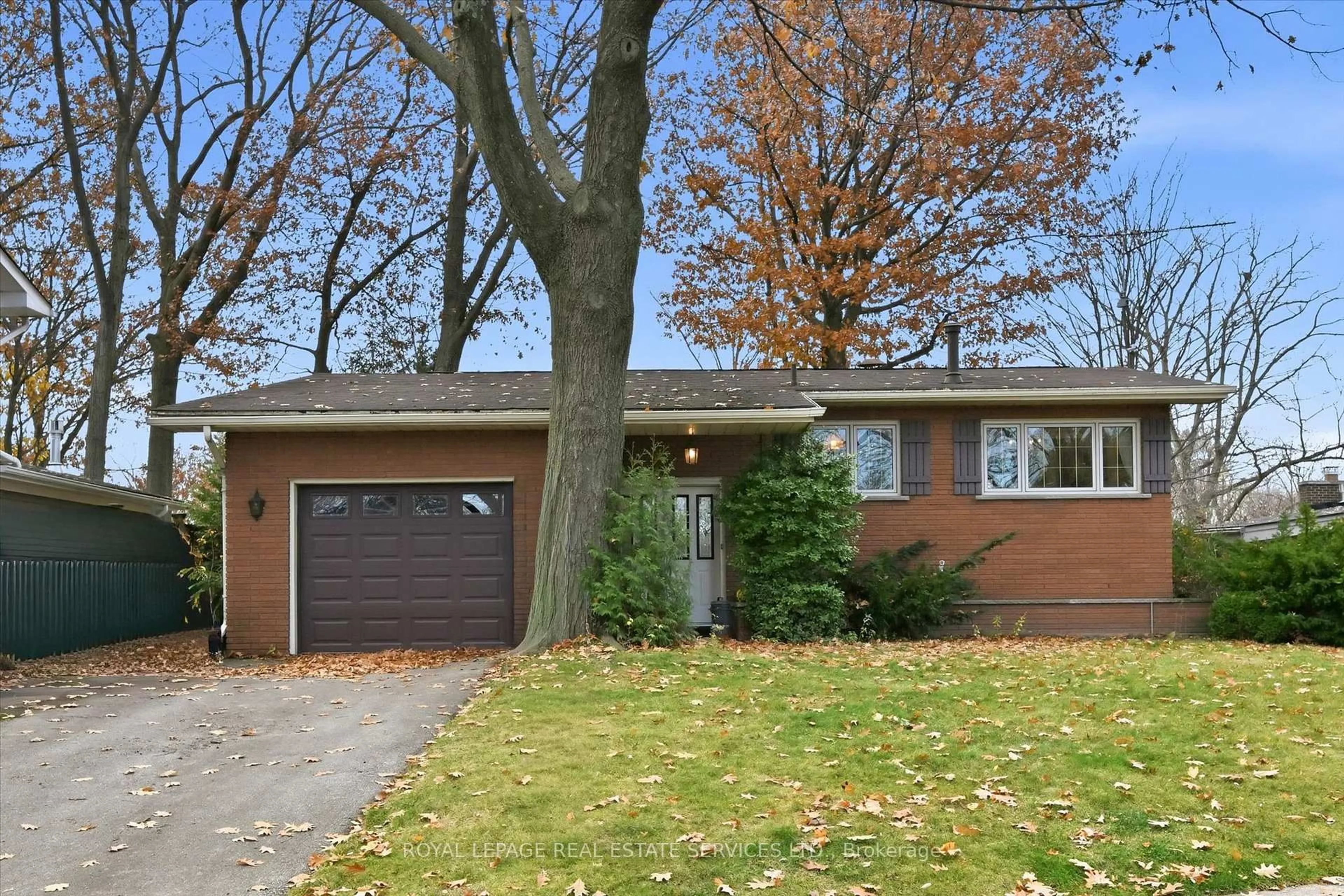 Home with brick exterior material, street for 5089 Meadowhill Rd, Burlington Ontario L7L 3K7