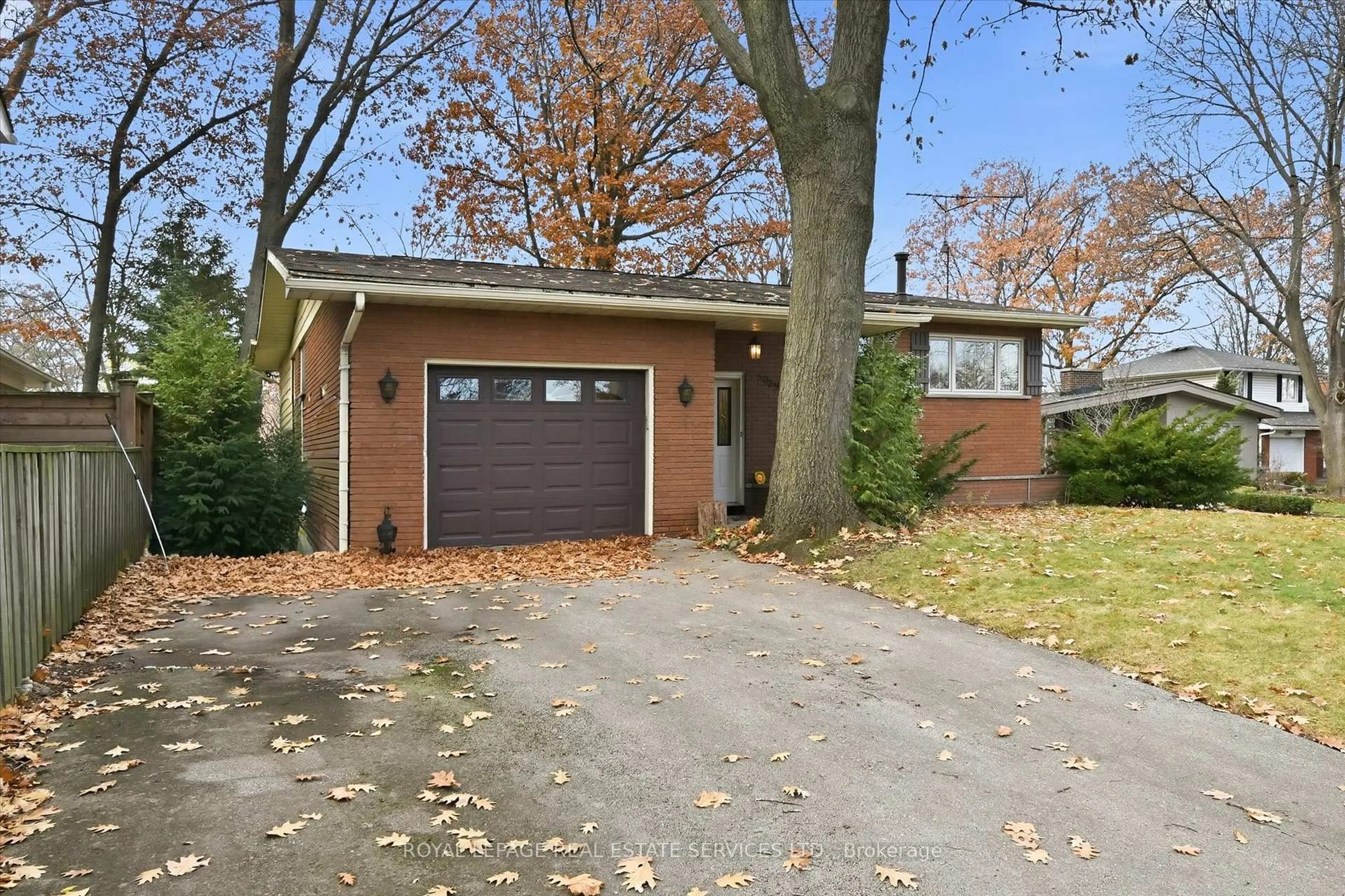 Home with brick exterior material, street for 5089 Meadowhill Rd, Burlington Ontario L7L 3K7