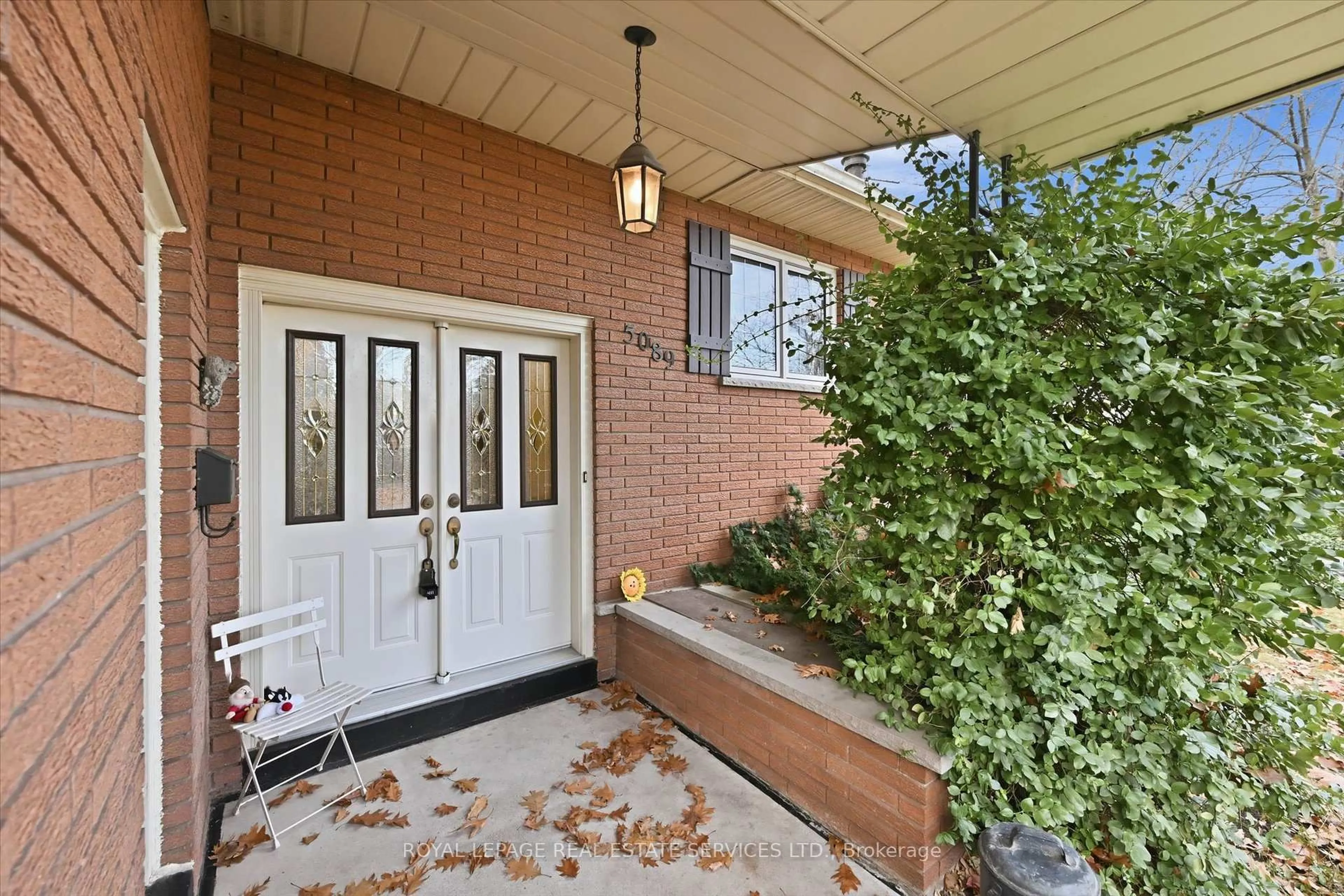 Indoor entryway for 5089 Meadowhill Rd, Burlington Ontario L7L 3K7