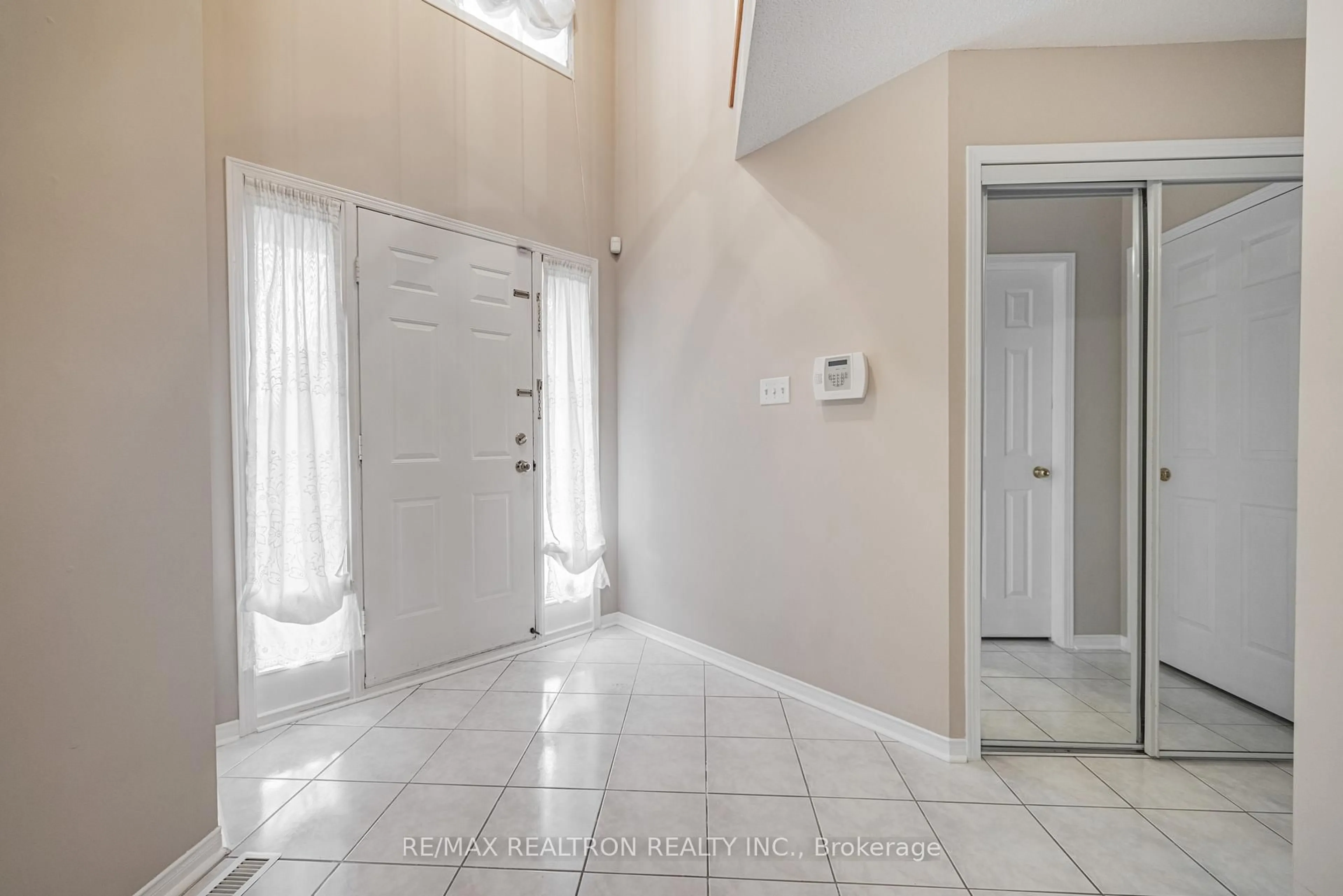 Indoor entryway for 15 Snow Leopard Crt, Brampton Ontario L6R 1J4