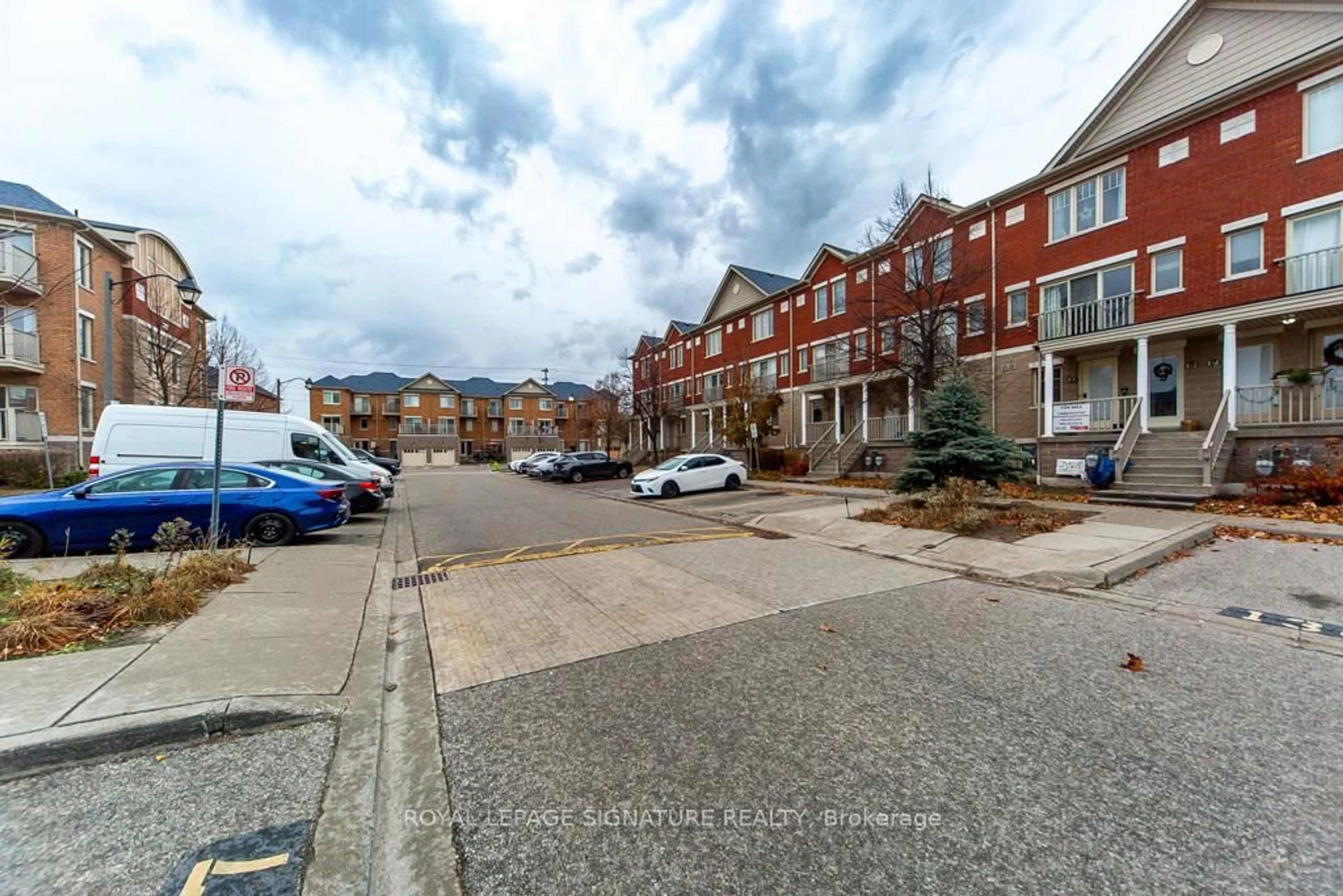 A pic from outside/outdoor area/front of a property/back of a property/a pic from drone, street for 5050 Intrepid Dr #22, Mississauga Ontario L5M 8A5