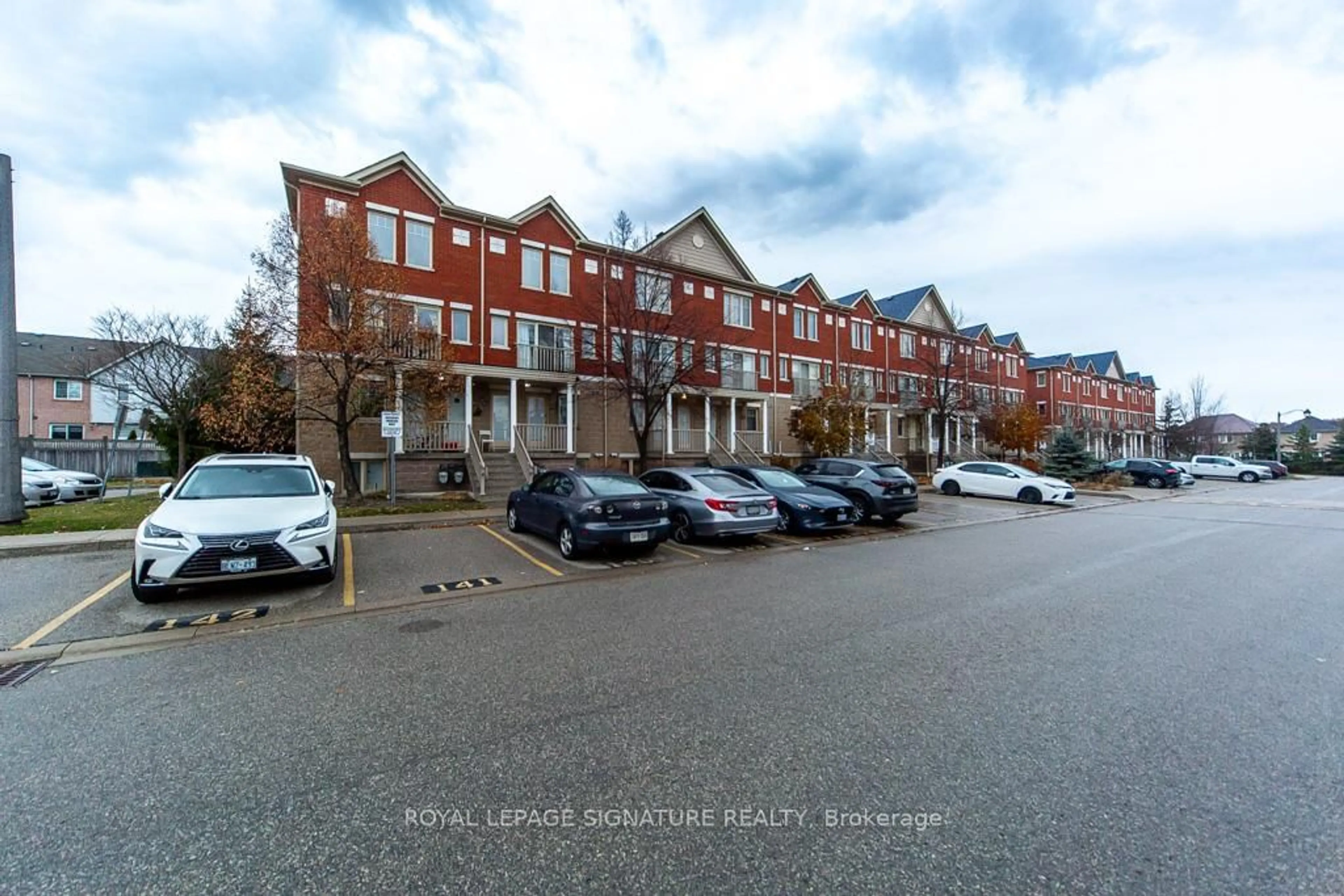 A pic from outside/outdoor area/front of a property/back of a property/a pic from drone, street for 5050 Intrepid Dr #22, Mississauga Ontario L5M 8A5