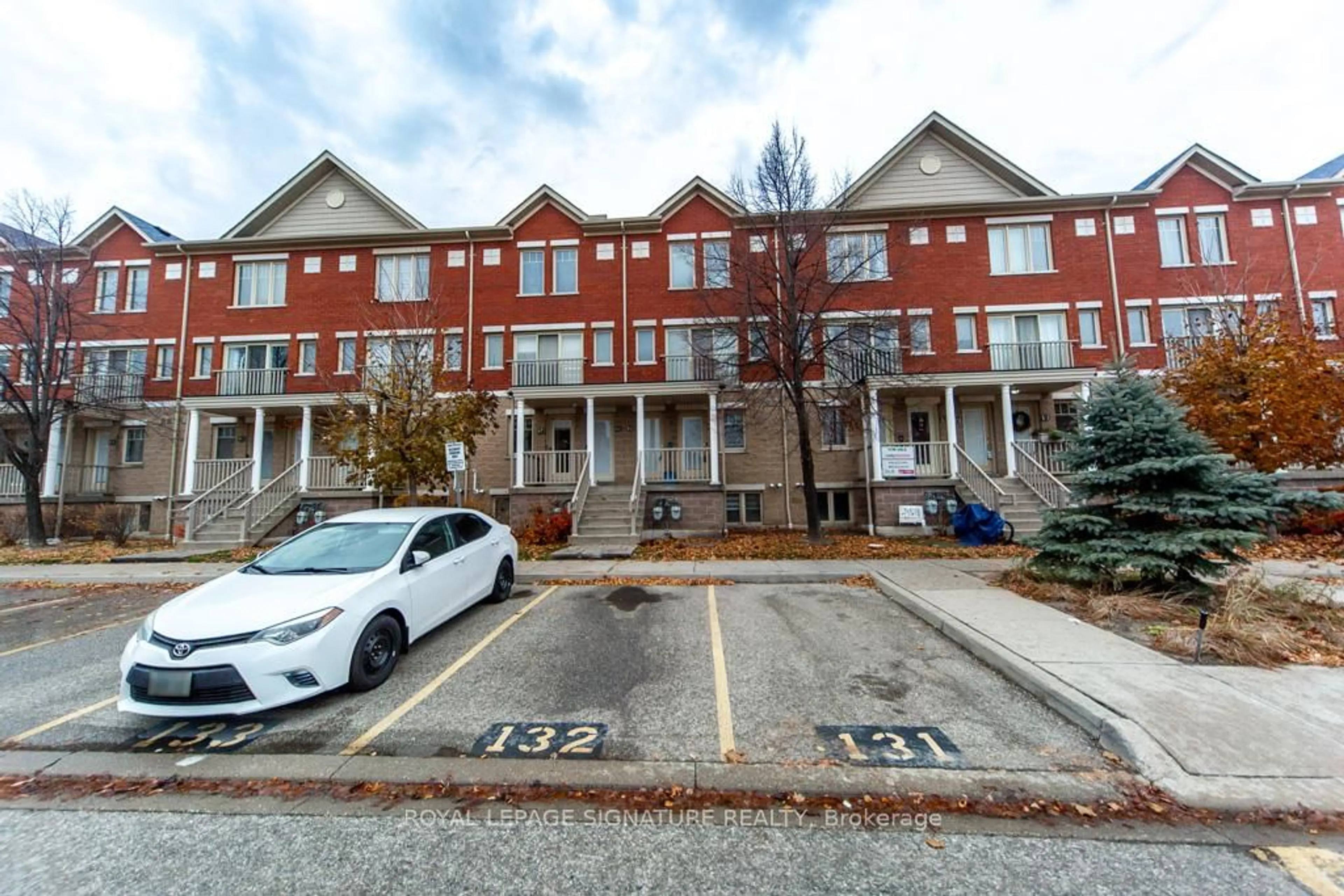 A pic from outside/outdoor area/front of a property/back of a property/a pic from drone, street for 5050 Intrepid Dr #22, Mississauga Ontario L5M 8A5