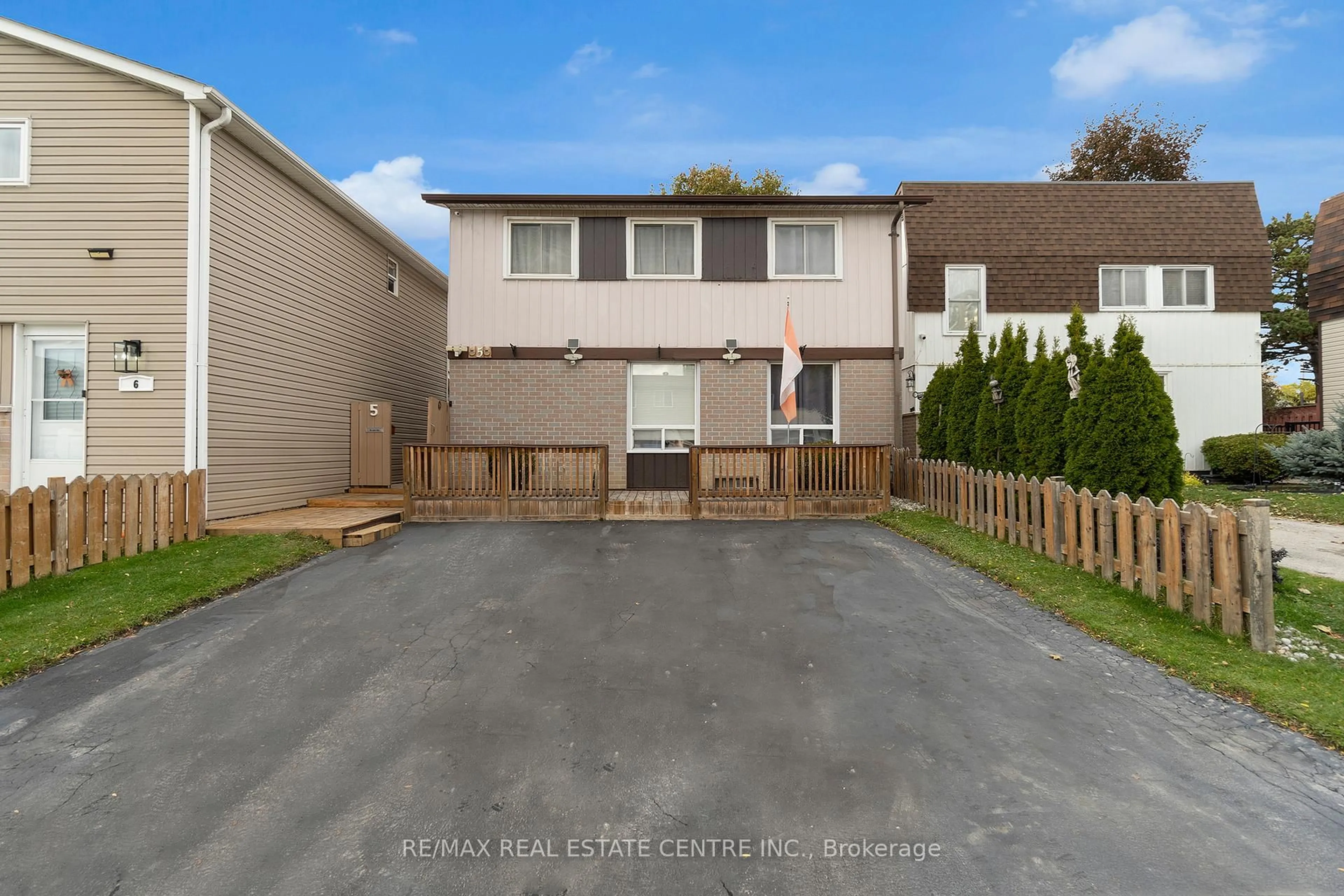 A pic from outside/outdoor area/front of a property/back of a property/a pic from drone, street for 5 Hawkins Crt, Brampton Ontario L6S 2N7