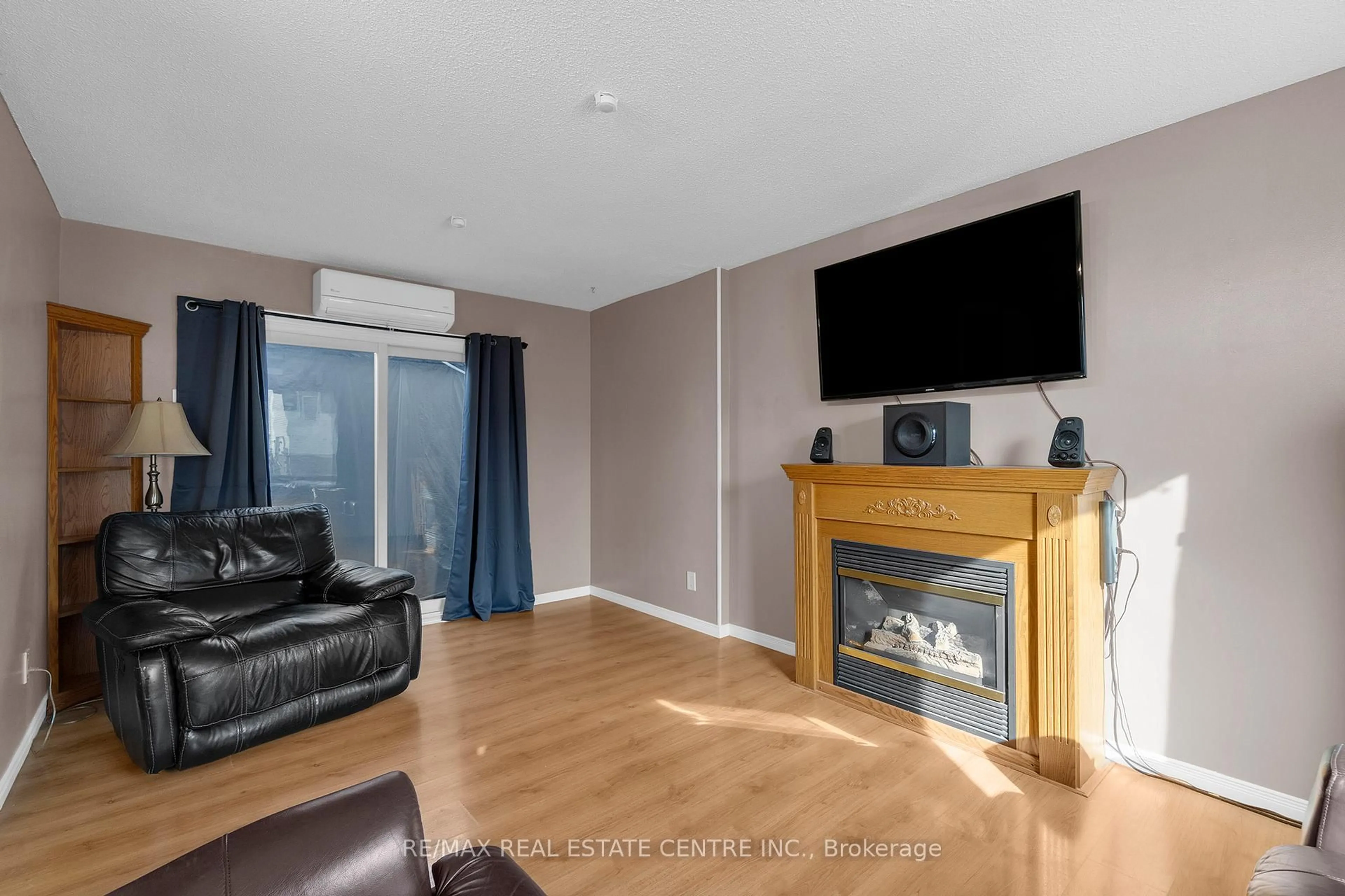 Living room with furniture, wood/laminate floor for 5 Hawkins Crt, Brampton Ontario L6S 2N7