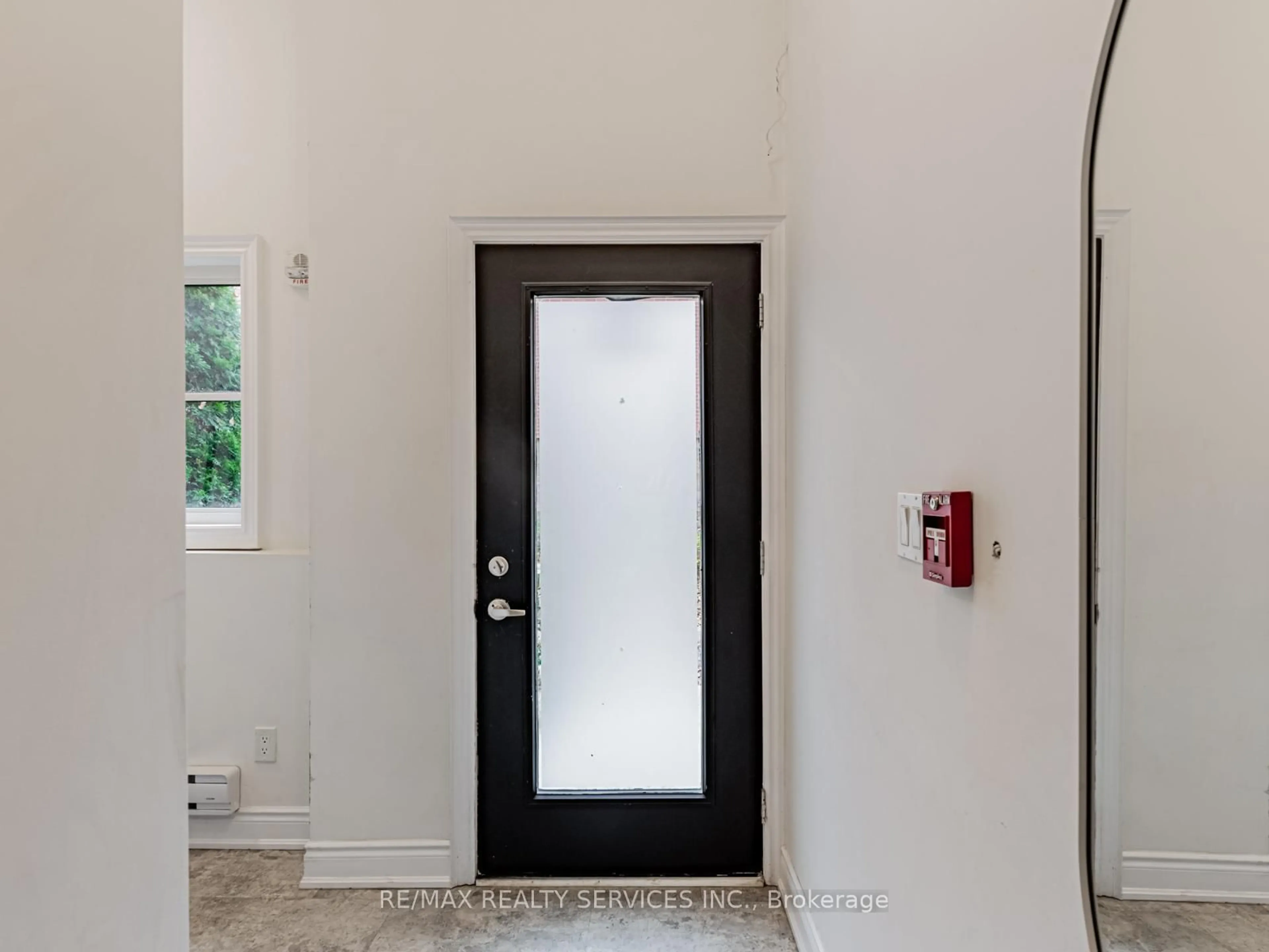 Indoor entryway for 71 Elder Ave, Toronto Ontario M8W 0B8