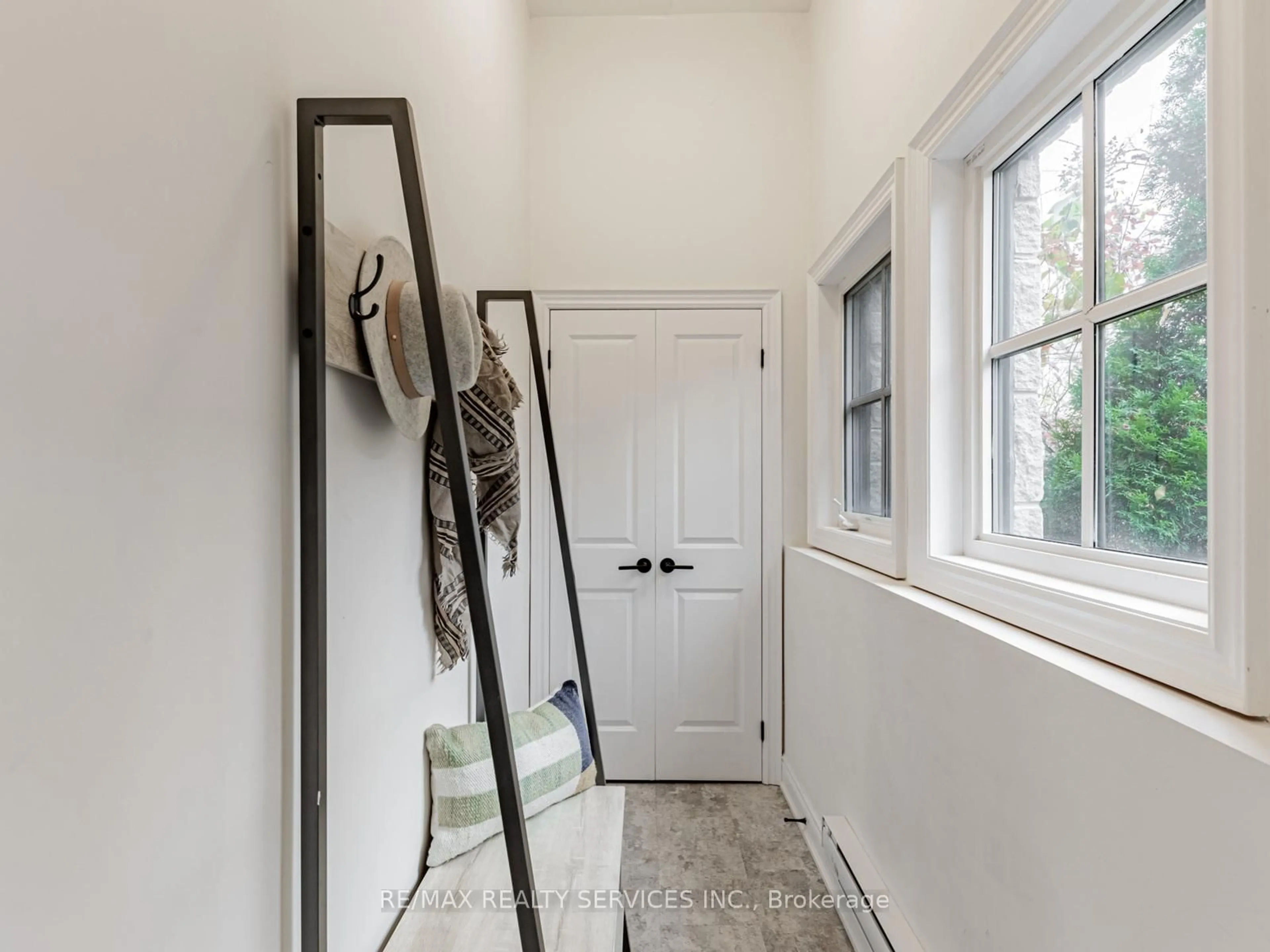 Indoor entryway for 71 Elder Ave, Toronto Ontario M8W 0B8