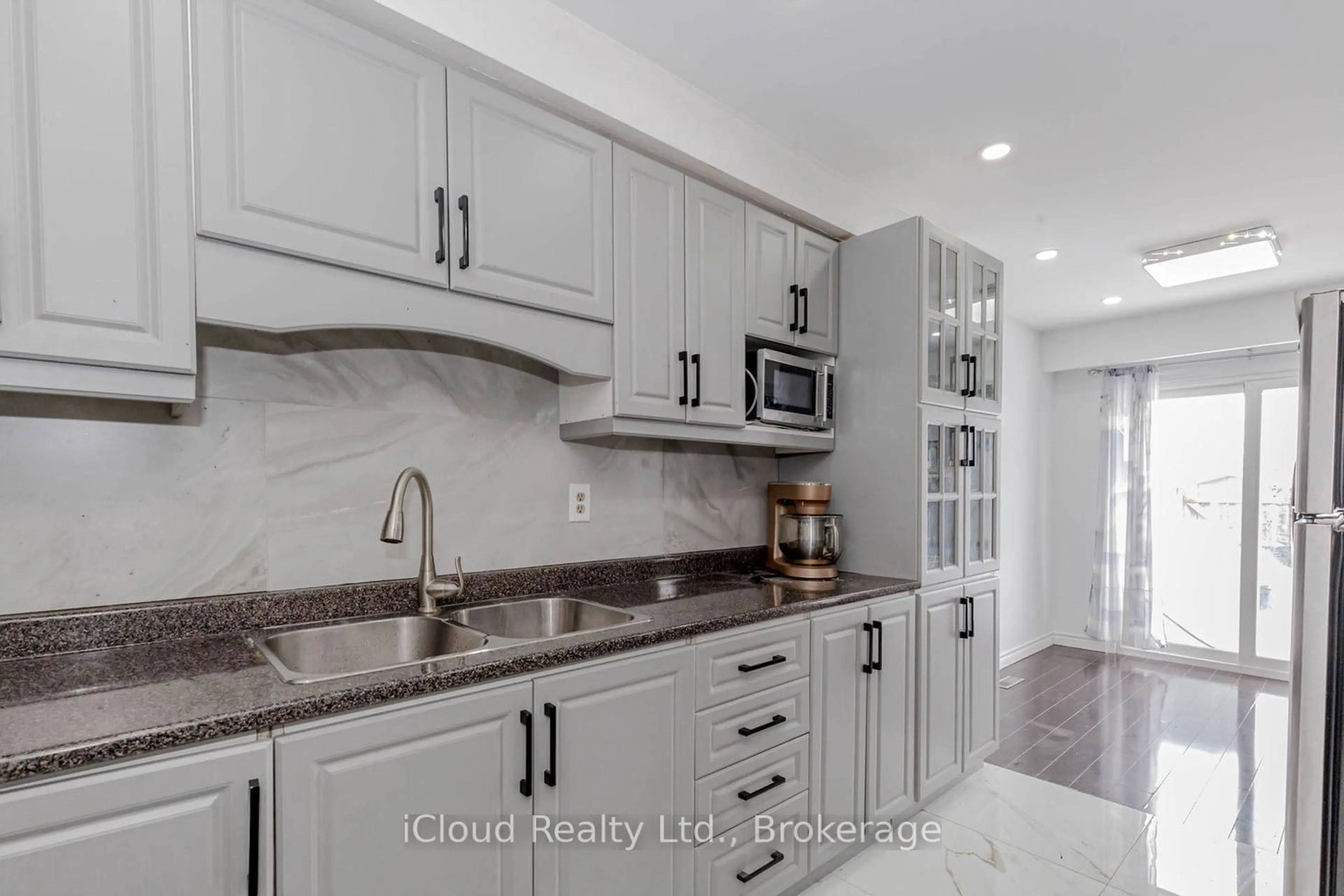 Unknown for 7406 Darcel Ave #Unit 1, Mississauga Ontario L4T 2X7