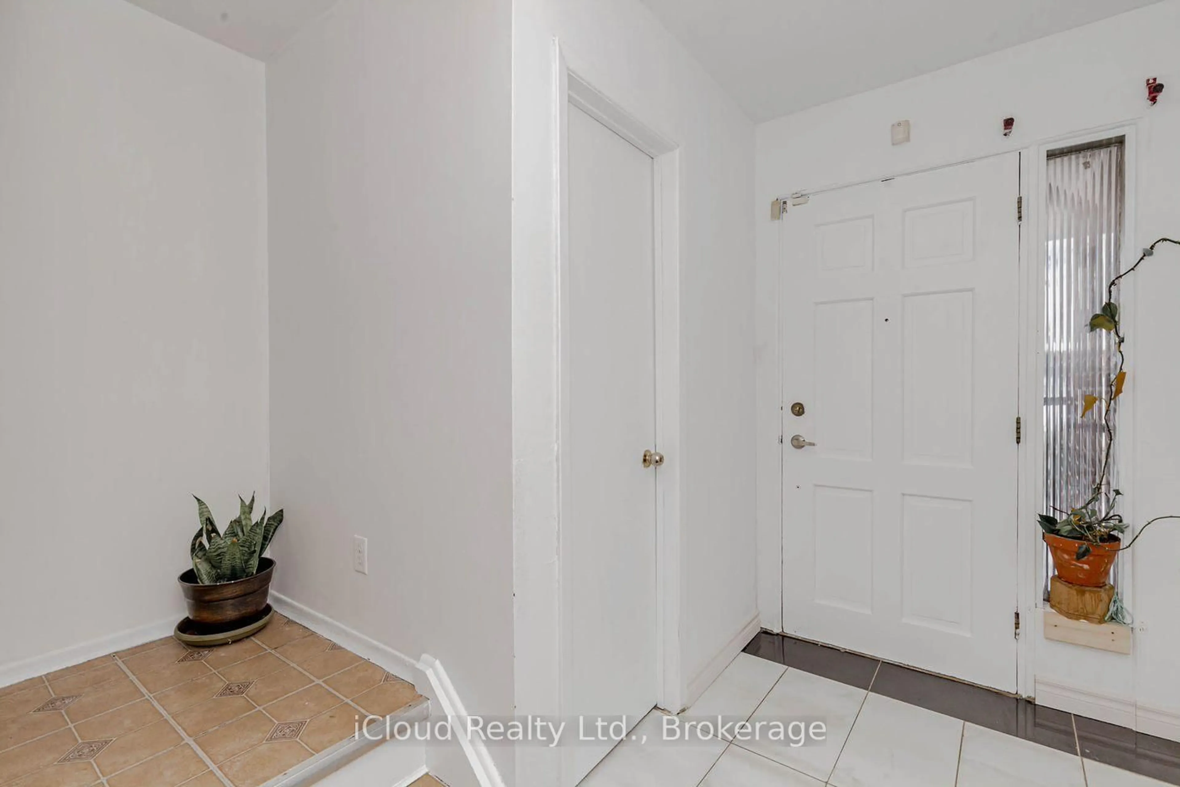 Indoor entryway for 7406 Darcel Ave #Unit 1, Mississauga Ontario L4T 2X7