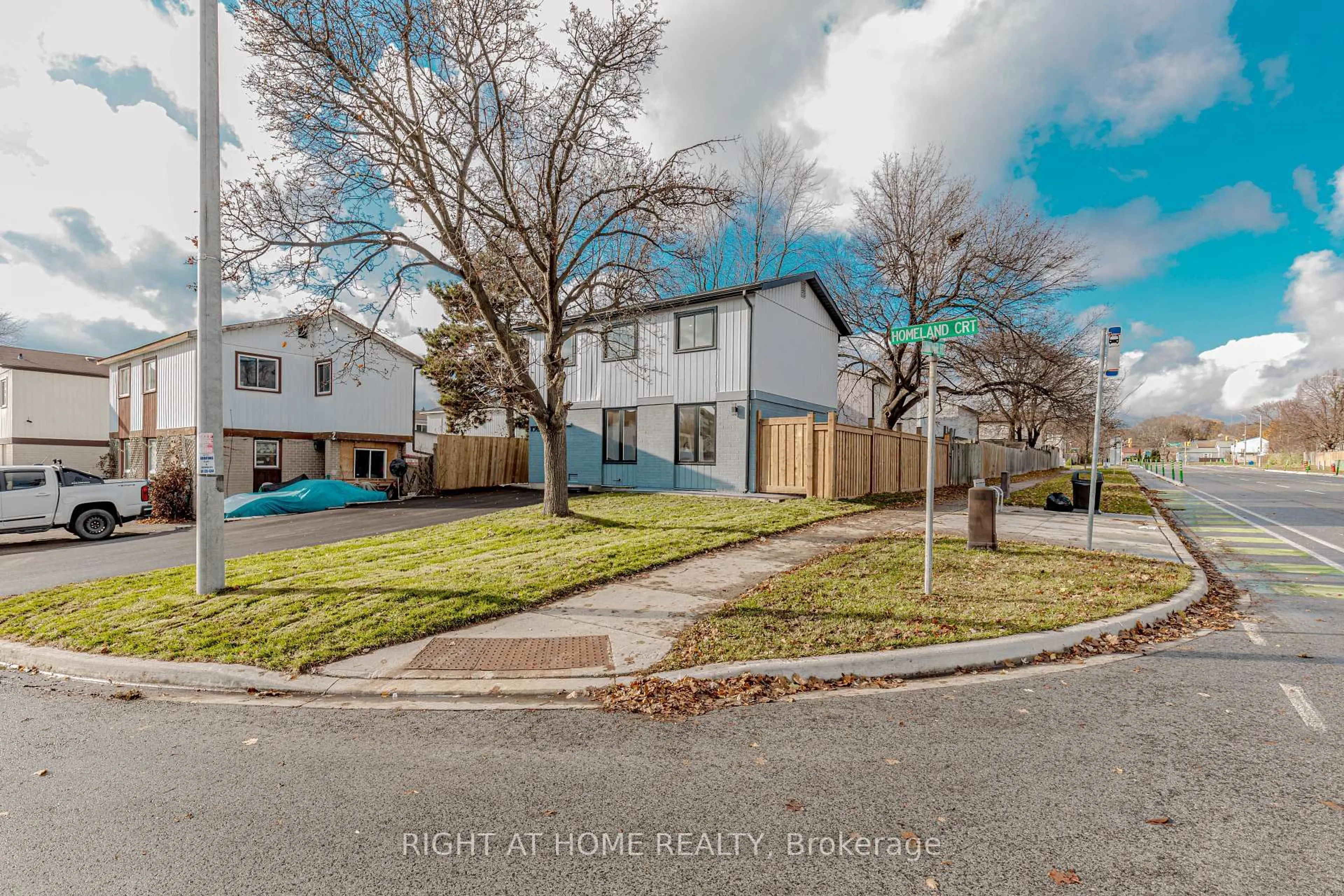 A pic from outside/outdoor area/front of a property/back of a property/a pic from drone, street for 1 Homeland Crt, Brampton Ontario L6S 1R8