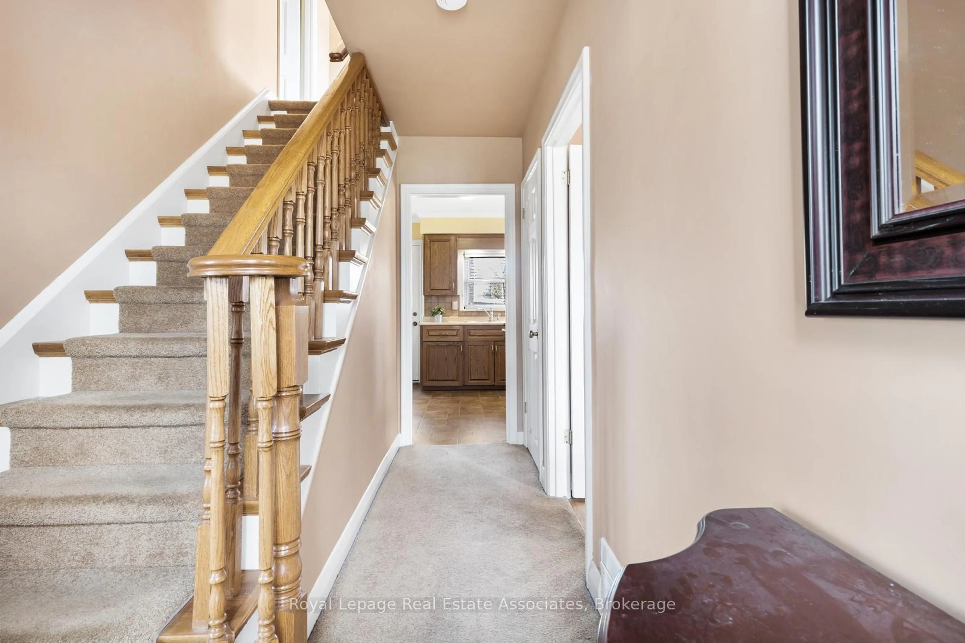 Indoor entryway for 1587 Muir Rd, Mississauga Ontario L5E 2J3