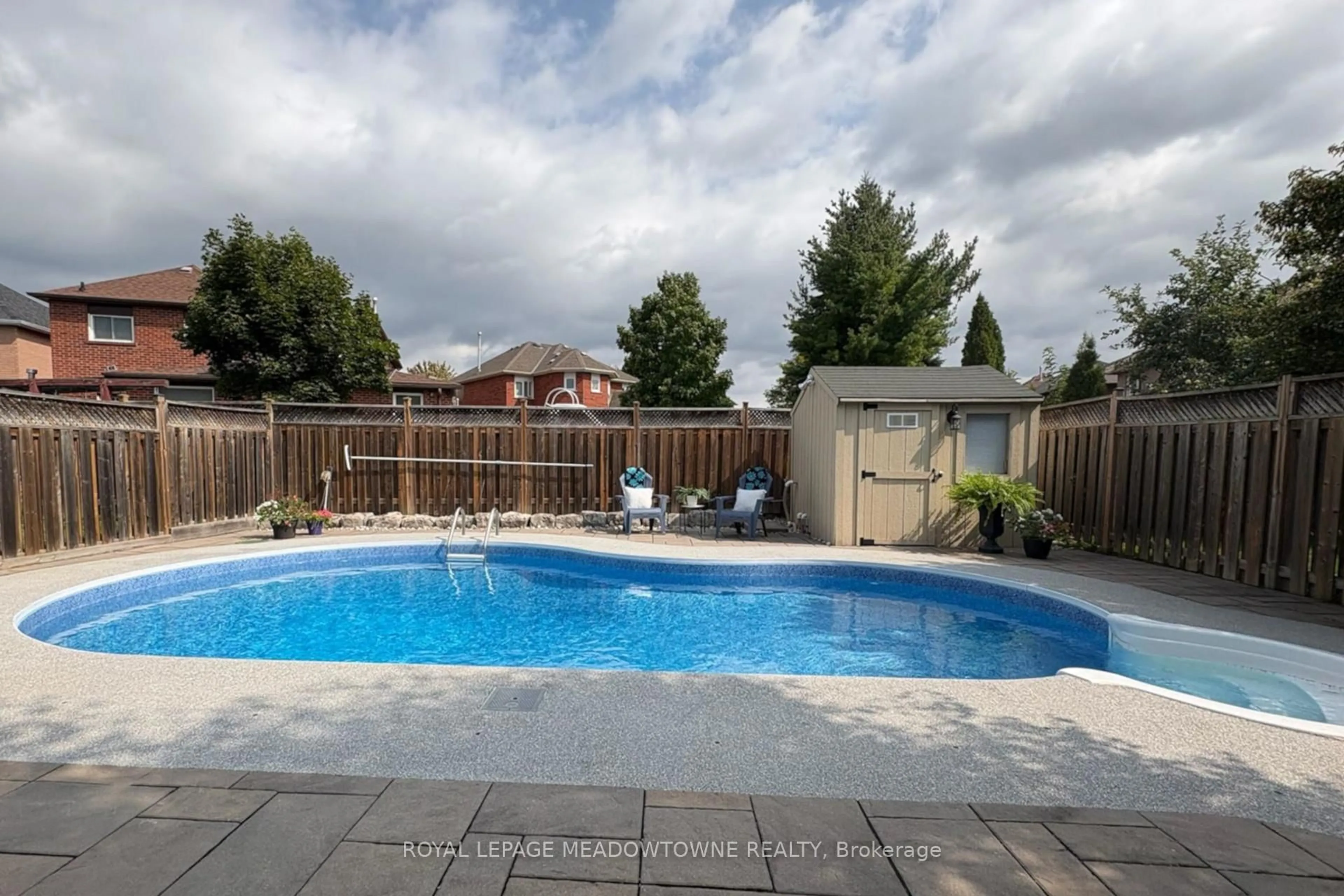 Pool for 33 Harrop Ave, Halton Hills Ontario L7G 5R4