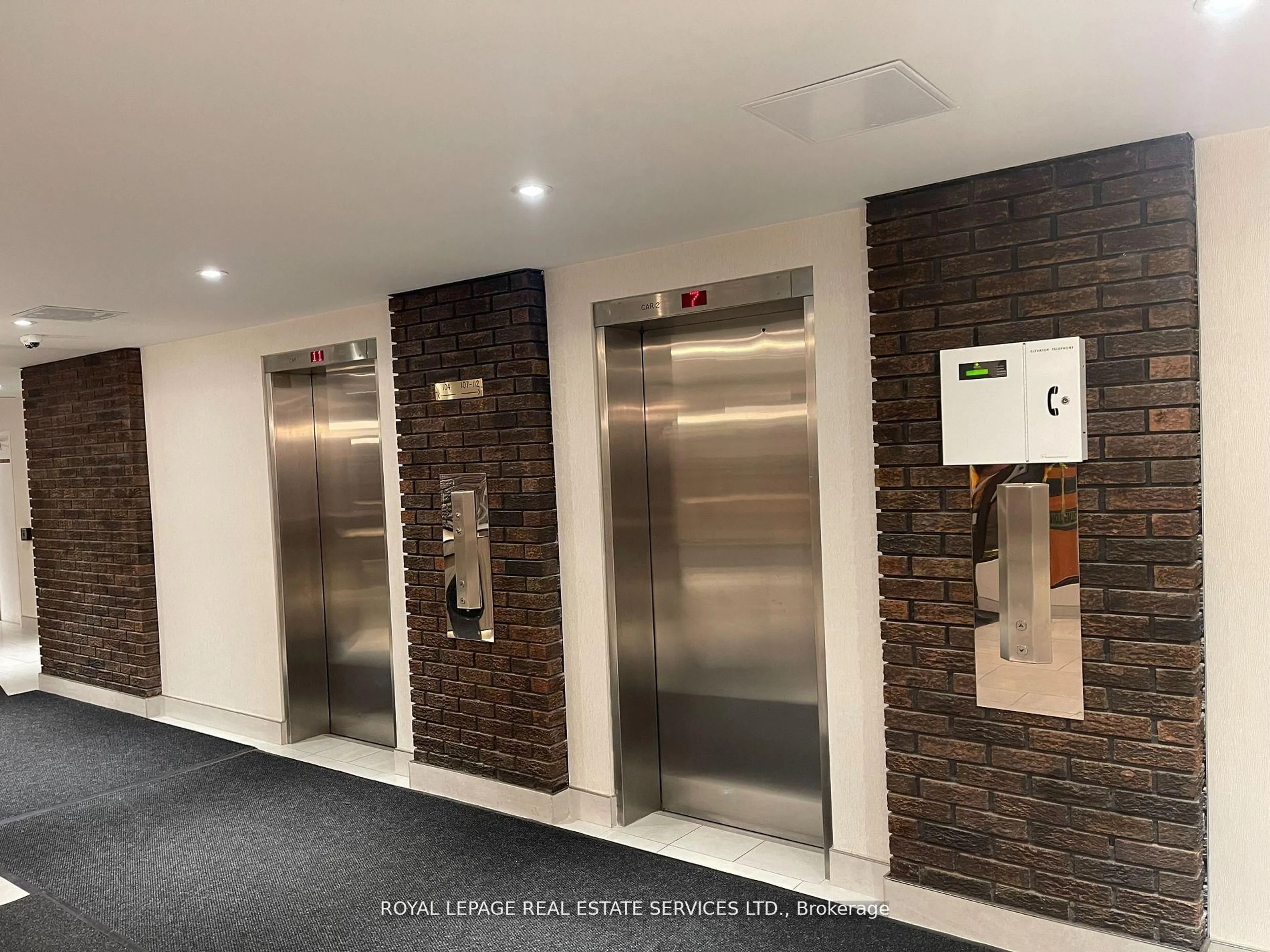 Indoor foyer for 966 Inverhouse Dr #1005, Mississauga Ontario L5J 4B6