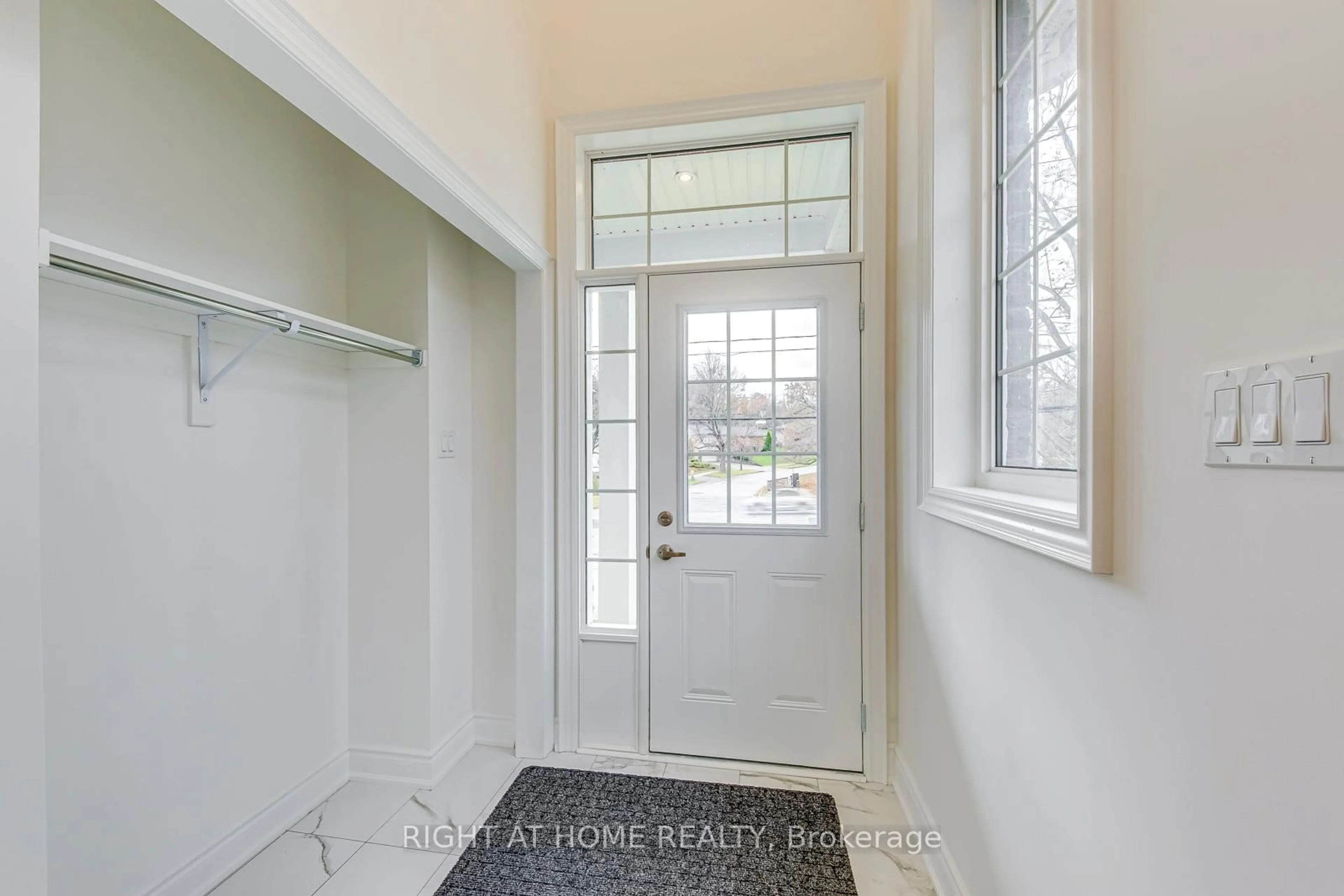 Indoor entryway for 2581 Islington Ave, Toronto Ontario M9V 4A2