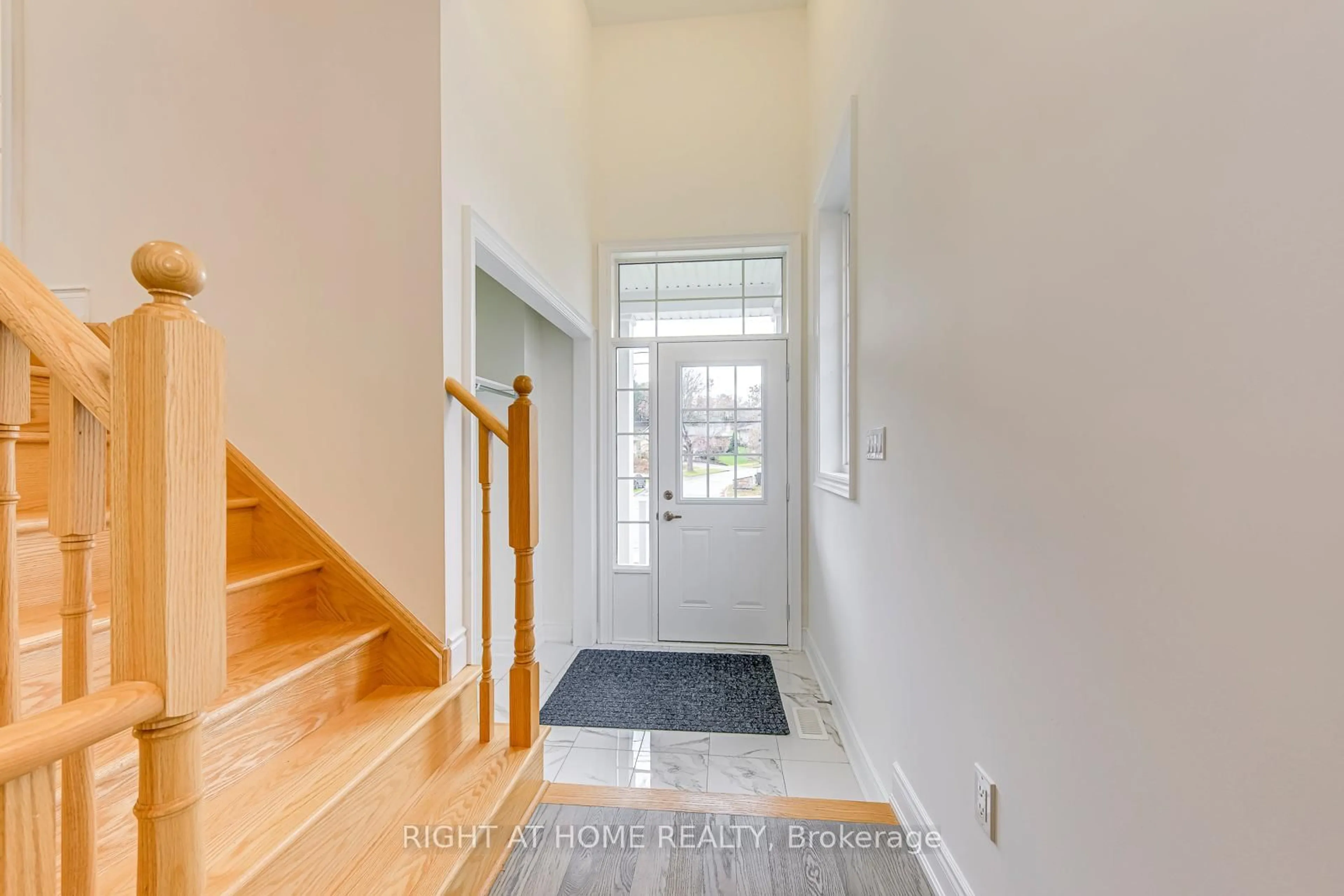 Indoor entryway for 2581 Islington Ave, Toronto Ontario M9V 4A2