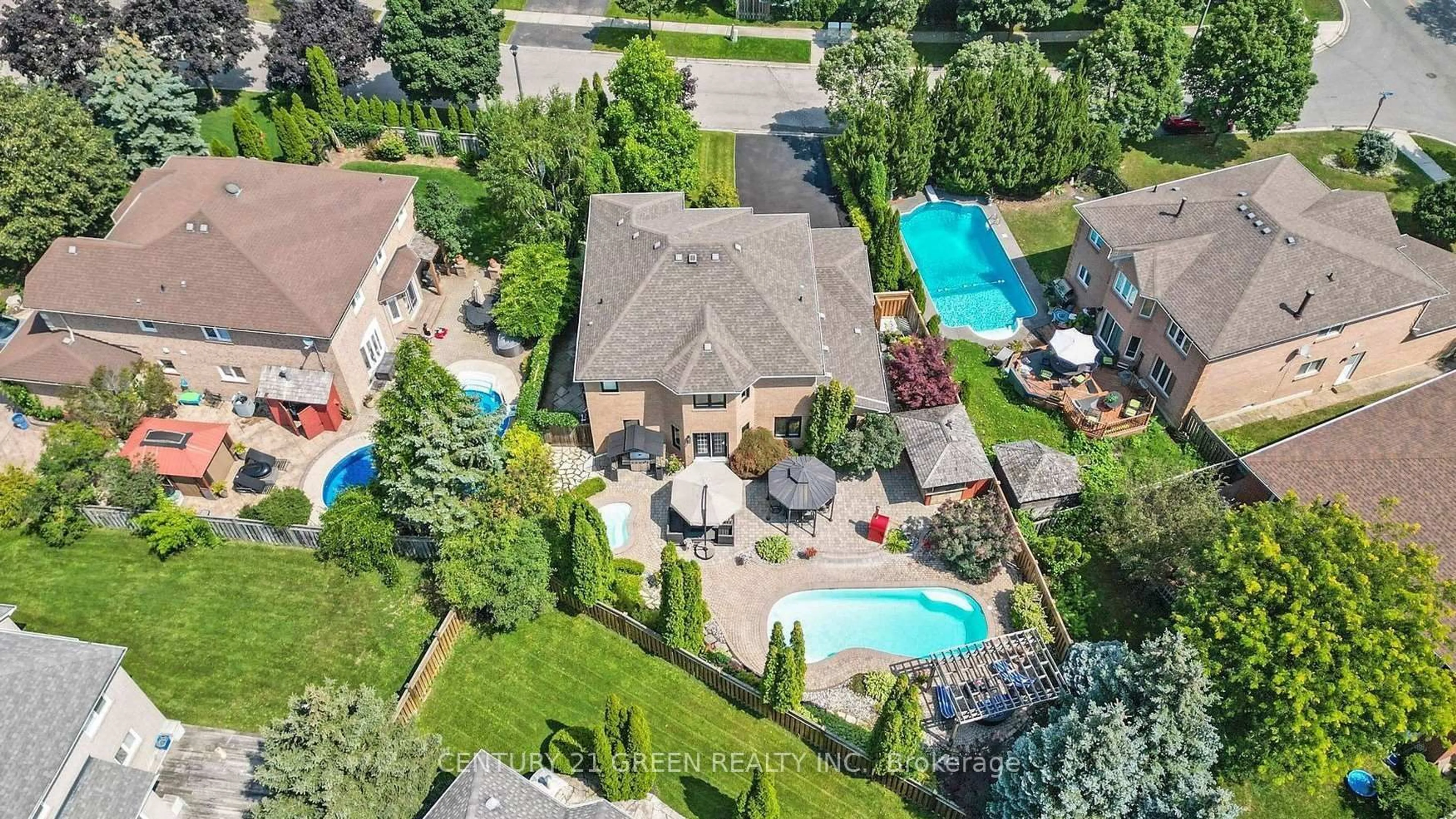 A pic from outside/outdoor area/front of a property/back of a property/a pic from drone, street for 6311 Mulberry Cres, Mississauga Ontario L5V 1B7