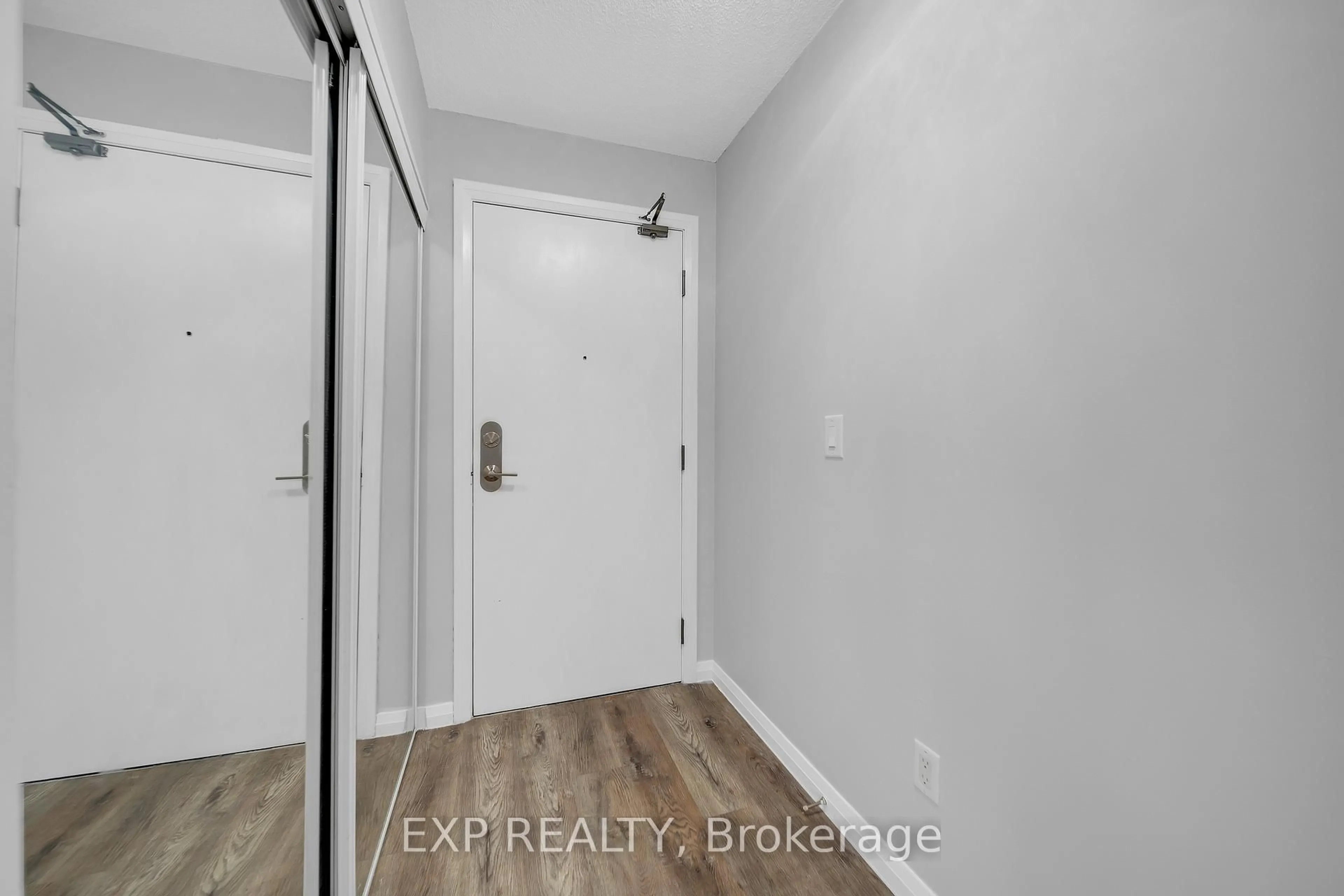 Indoor entryway for 220 Forum Dr #1009, Mississauga Ontario L4Z 4K1